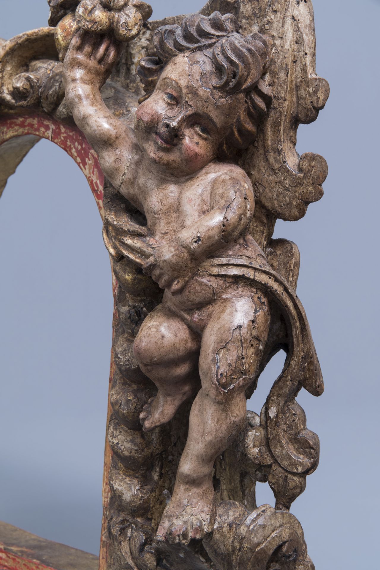 A carved and polychrome and gilt painted wooden tabernacle frame with putti, the Netherlands, 18th C - Image 6 of 8