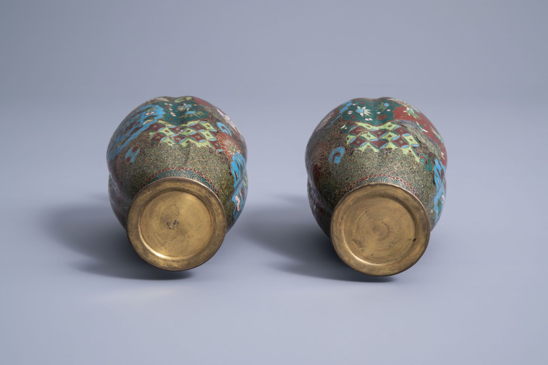 A pair of fine Japanese cloisonne vases with floral design, Meiji, 19th/20th C. - Image 7 of 7