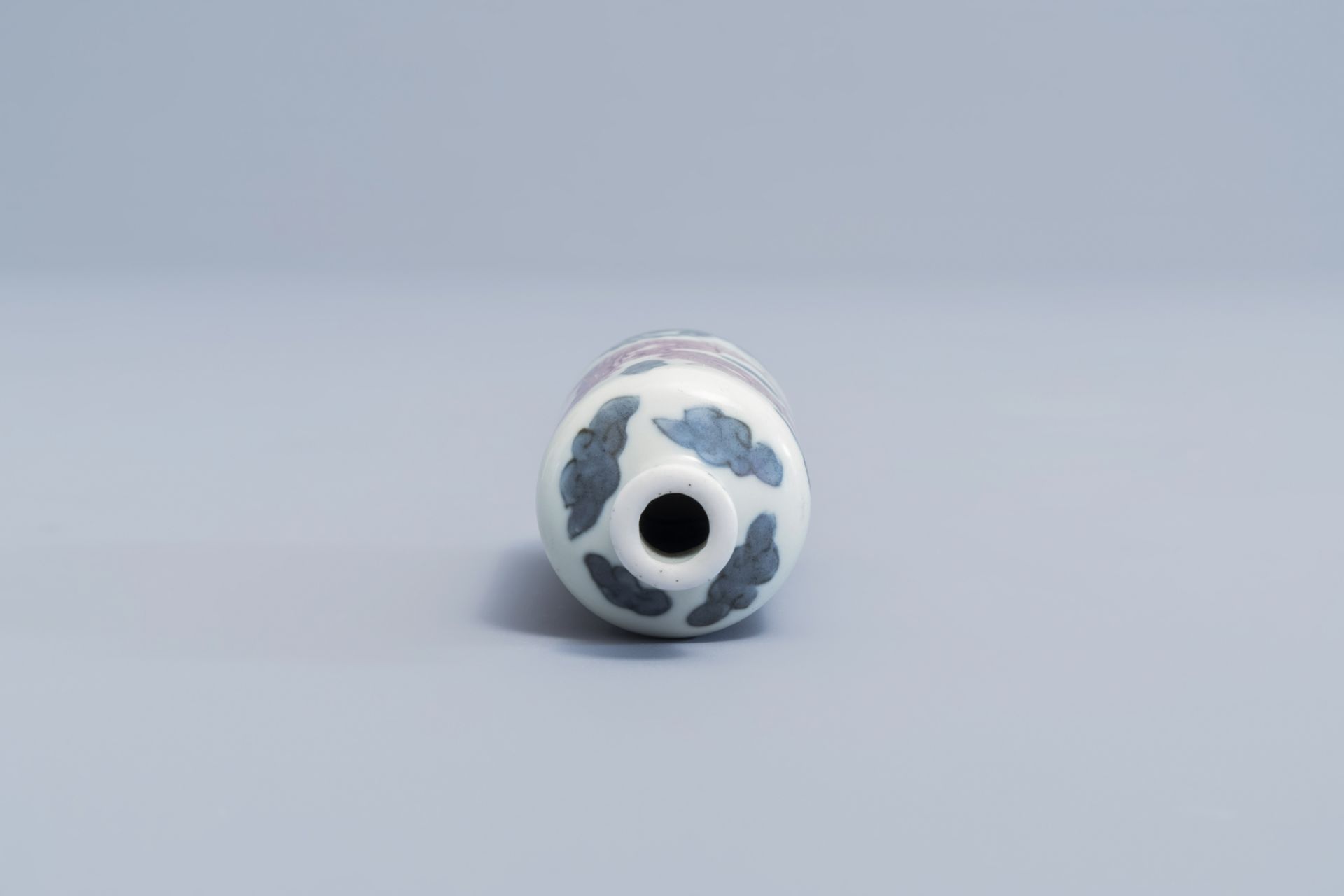 A Chinese blue, white and underglaze red 'dragons' snuff bottle, Yongle mark, 19th/20th C. - Image 6 of 7