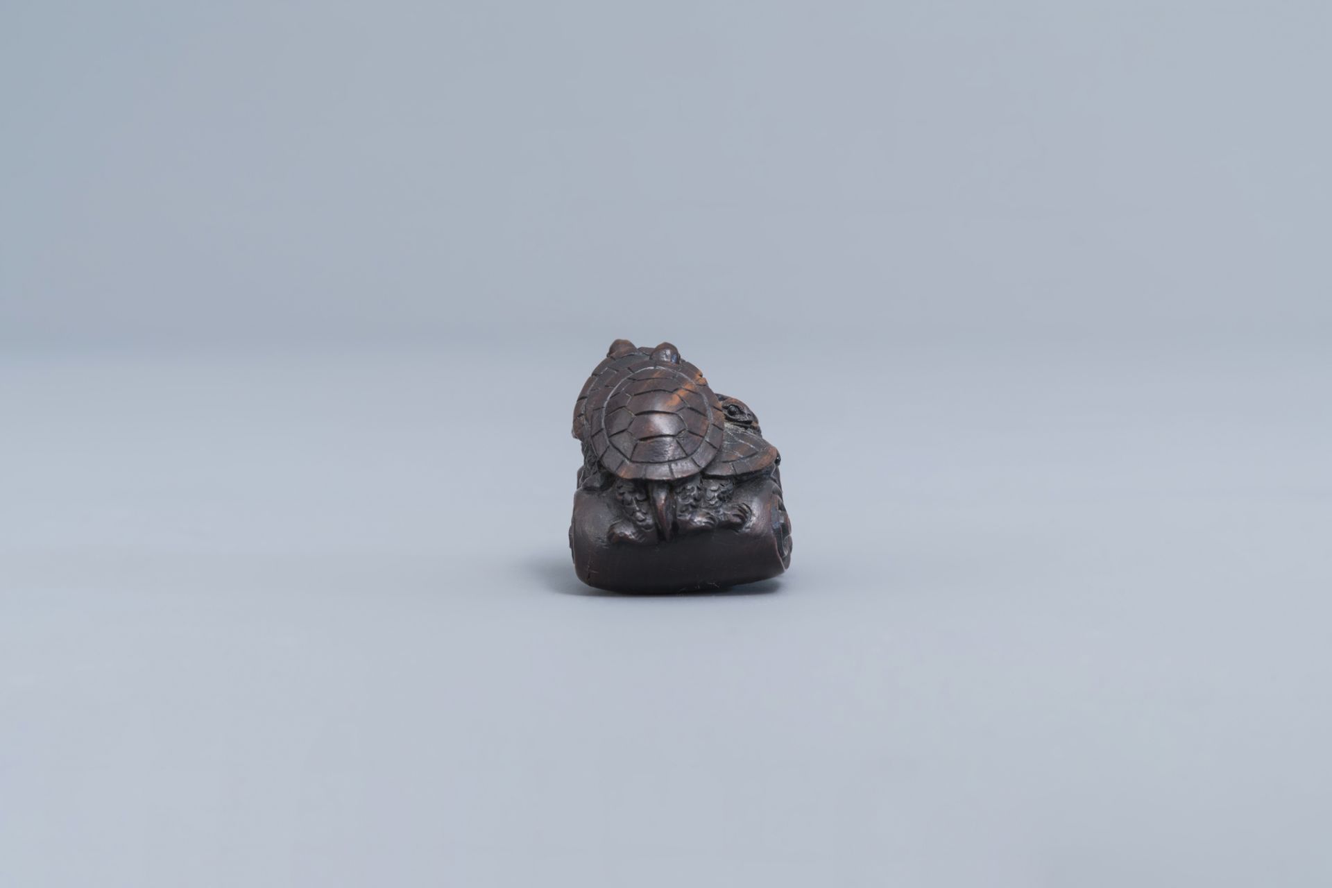 A Japanese wooden 'turtles' netsuke, signed, 20th C. - Image 3 of 7