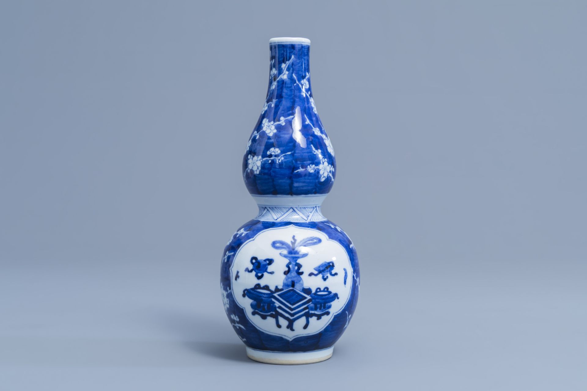 A Chinese blue and white double gourd vase with antiquities design and two plates with figurative de - Image 4 of 9