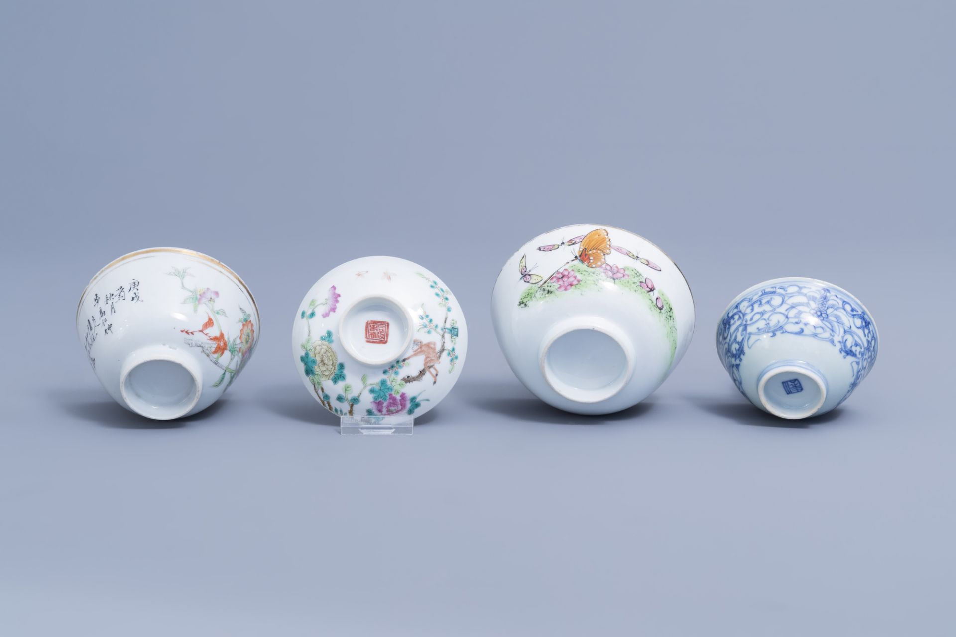 A varied collection of Chinese polychrome porcelain, 19th/20th C. - Image 13 of 15