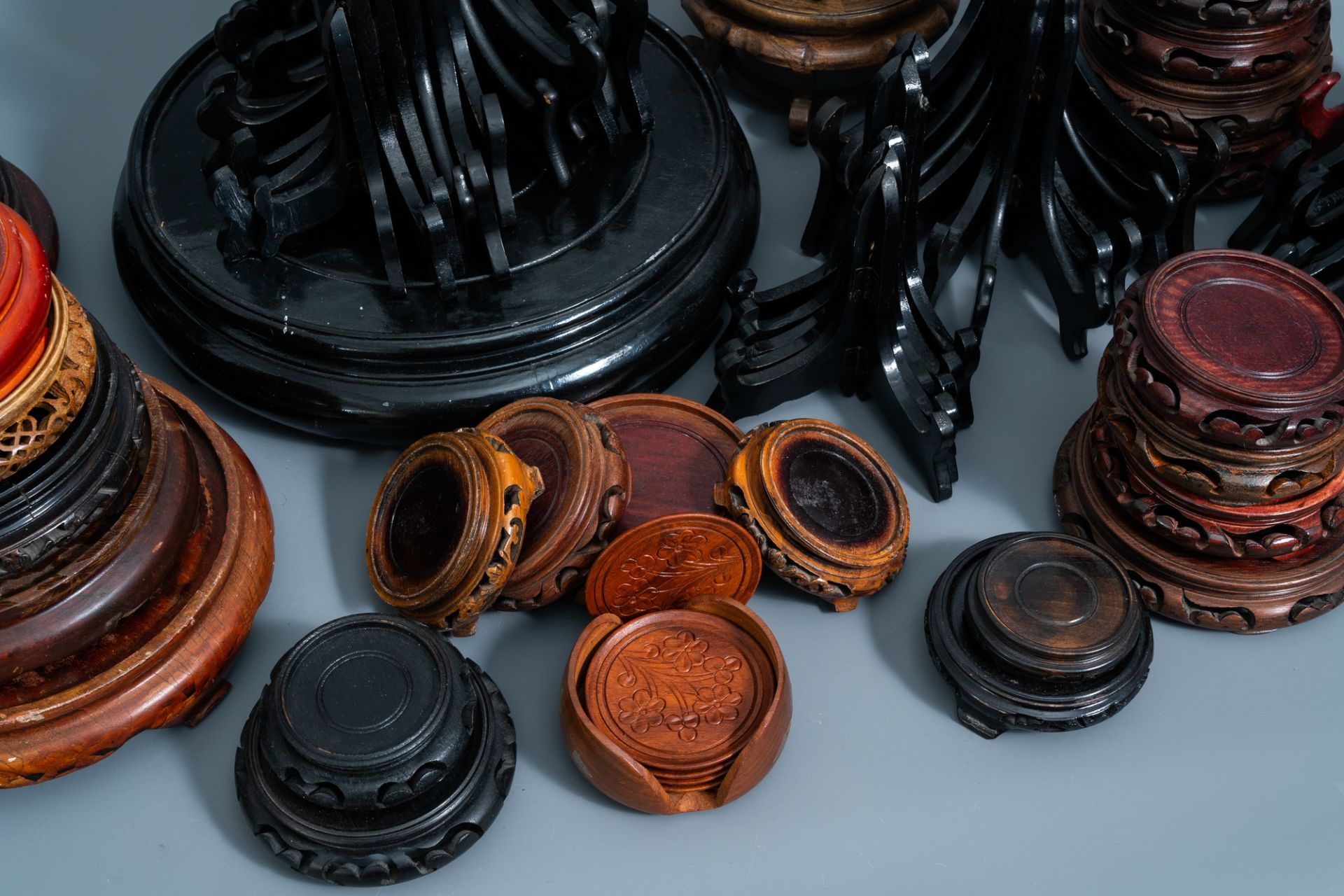 A collection of Chinese carved wooden stands and plate holders, 19th/20th C. - Image 4 of 6