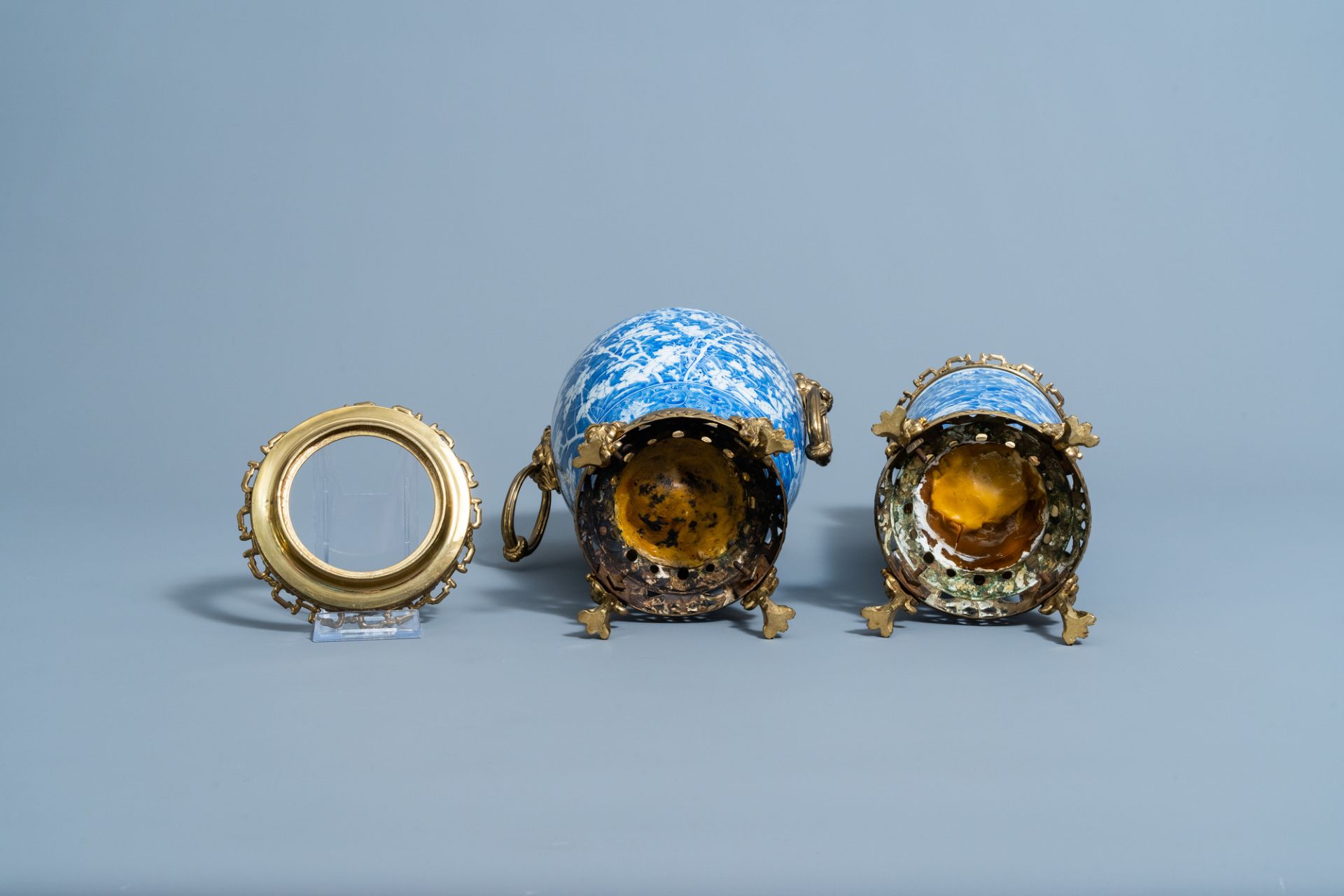 Two Japanese blue and white gilt brass mounted Arita vases, Meiji/Taisho, 20th C. - Image 7 of 7