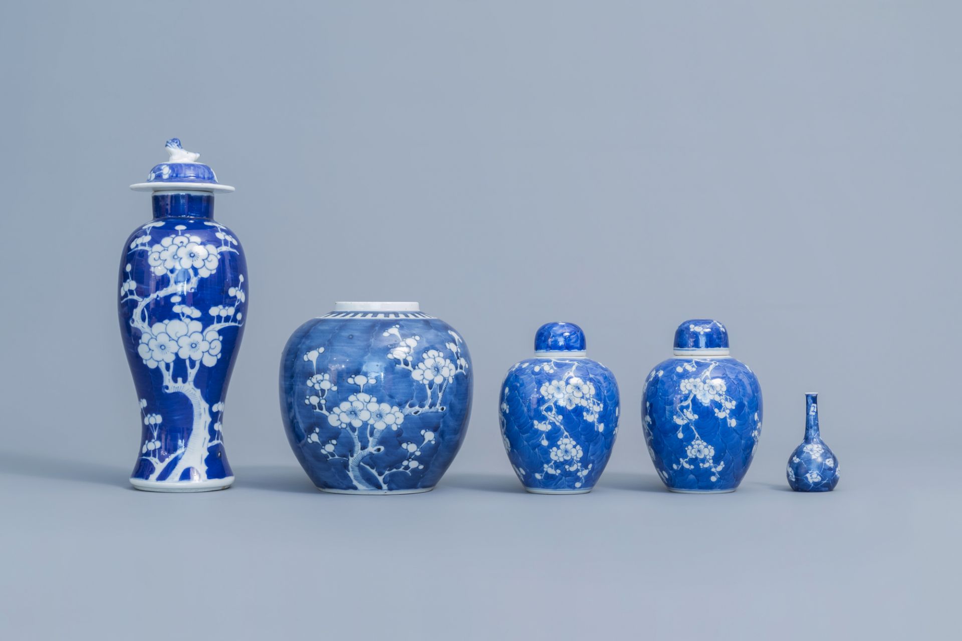 A varied collection of Chinese blue and white porcelain, 19th/20th C. - Image 11 of 16