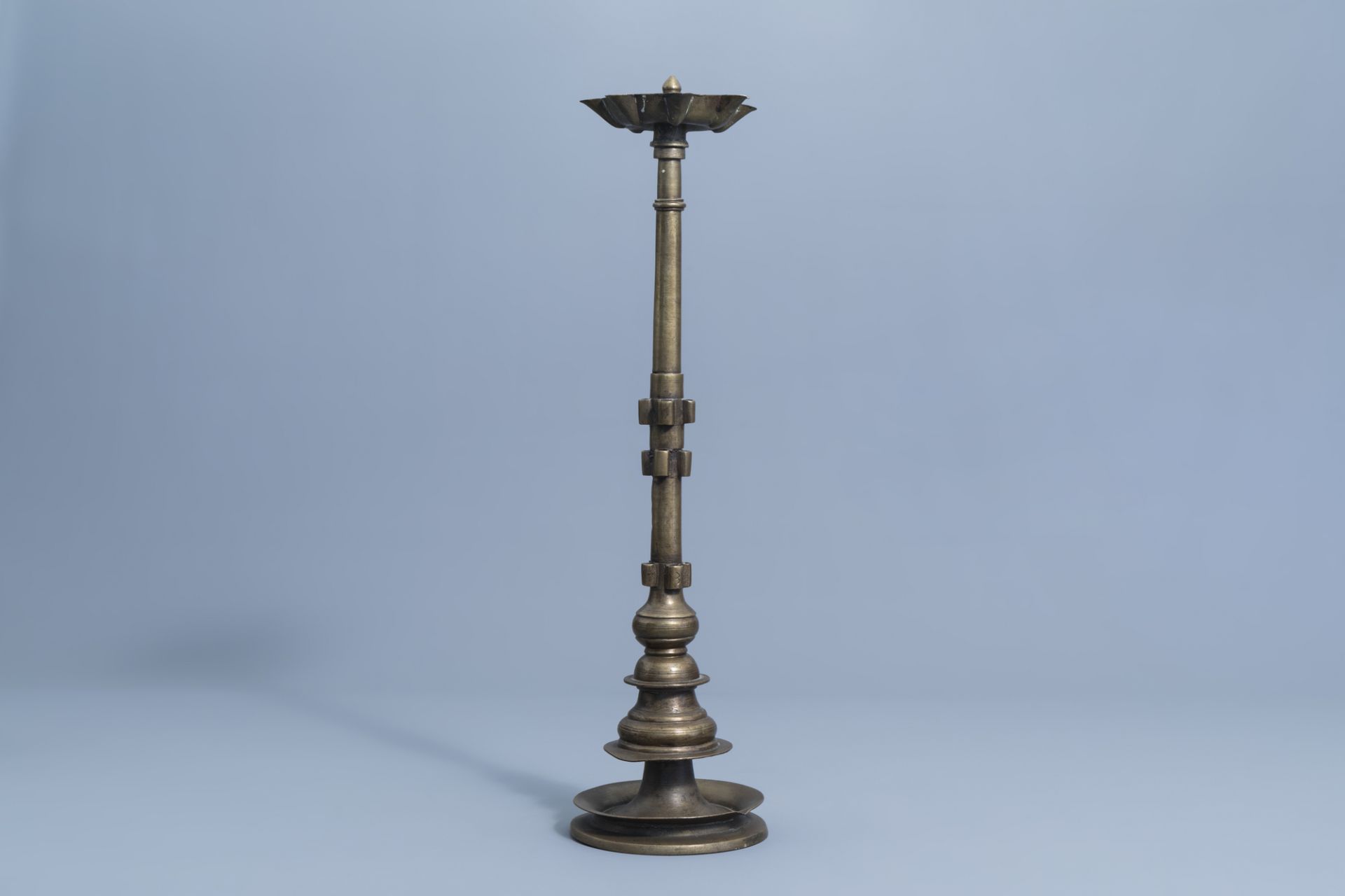 A large Indian bronze temple oil lamp, 18th/19th C. - Image 5 of 15