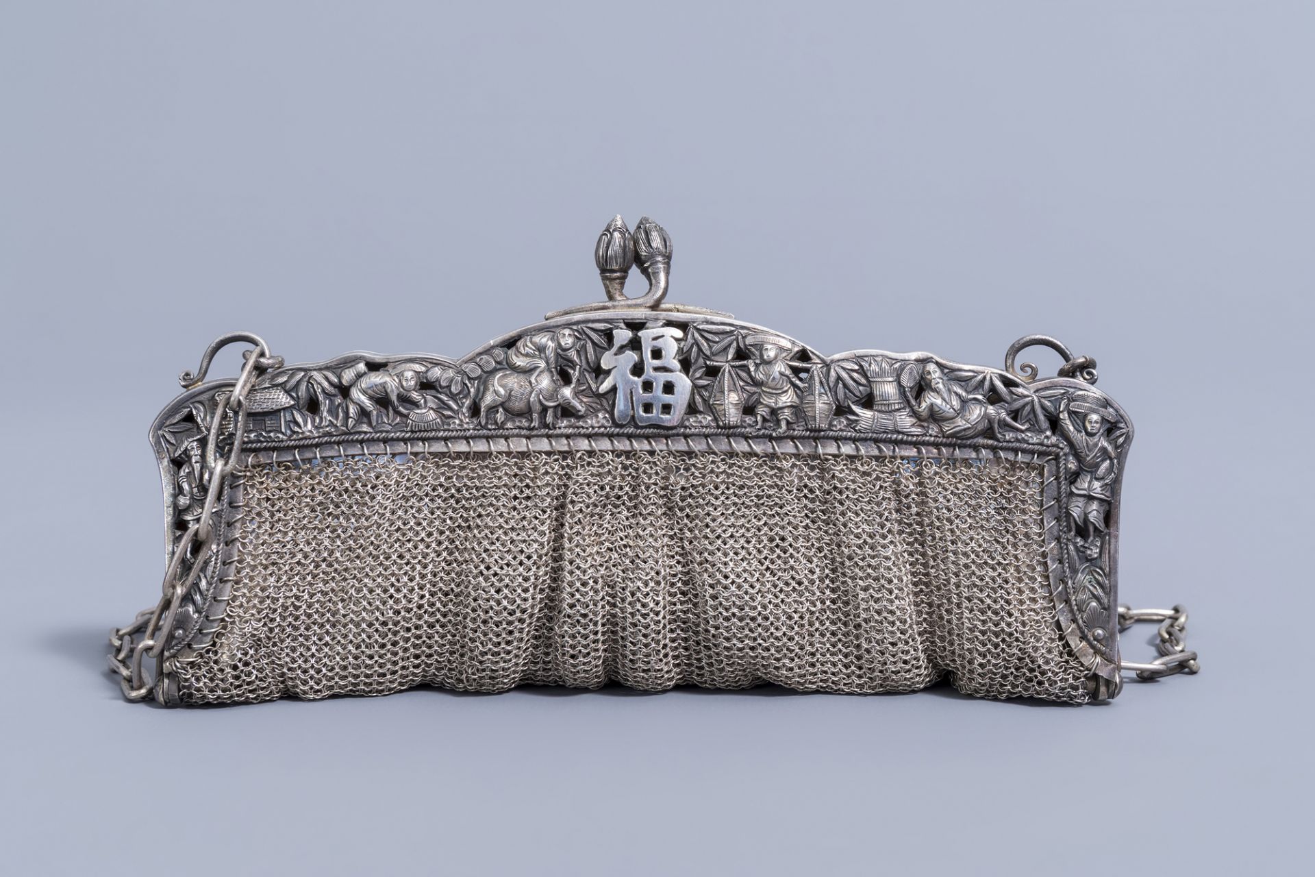 A Chinese silver chainmail purse, 800/000, 19th/20th C. - Image 4 of 7