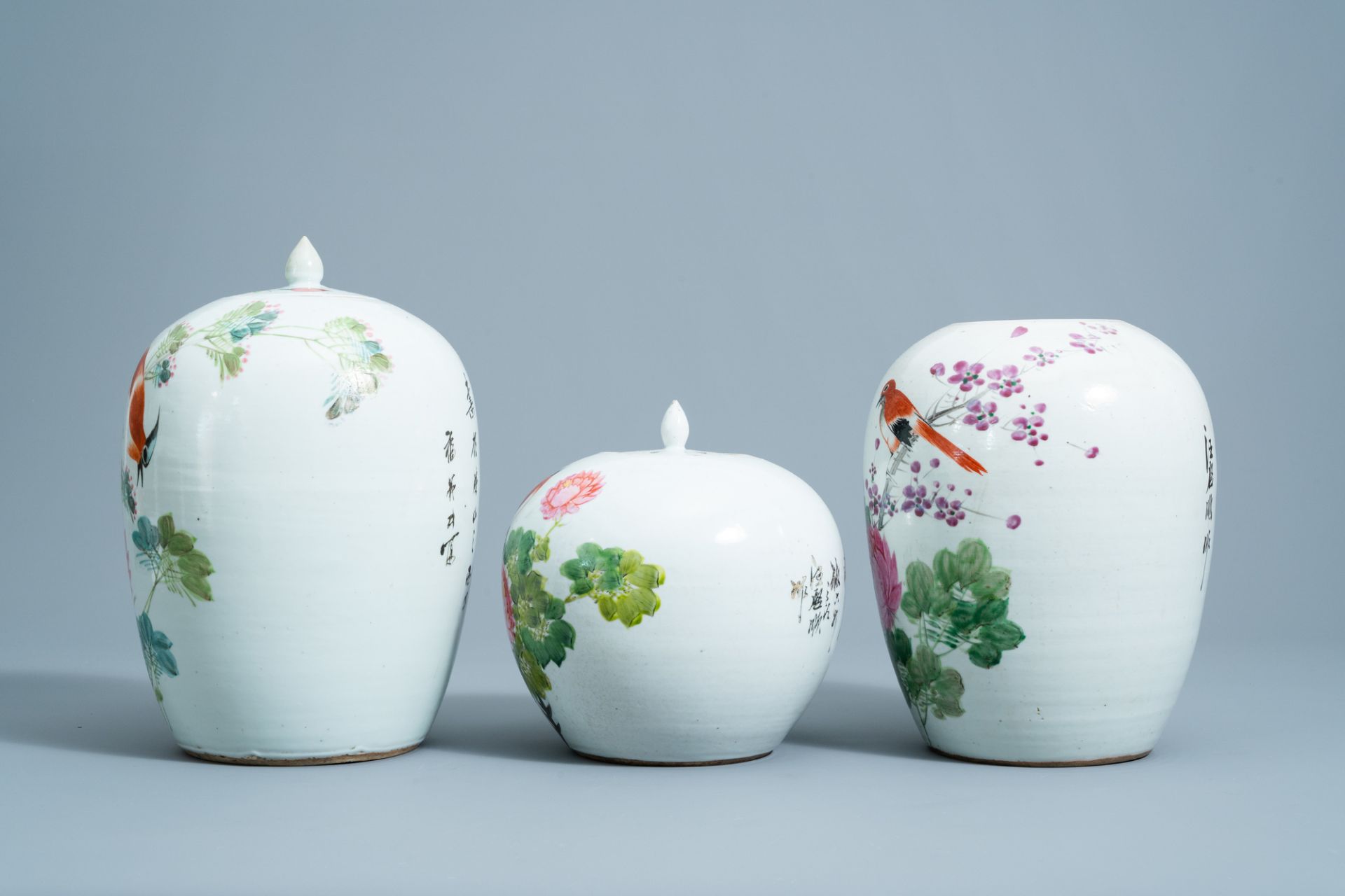 Three Chinese qianjiang cai jars and covers with a bird among blossoming branches, 19th/20th C. - Image 3 of 7