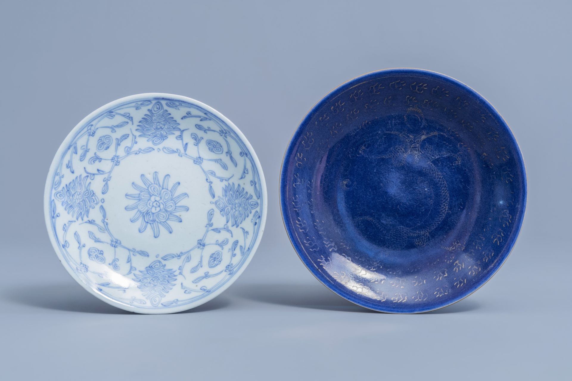 Two Chinese blue and white vases, two plates and a yellow monochrome dish, 19th/20th C. - Image 10 of 11