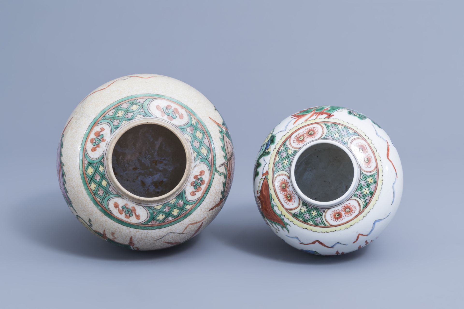 A Chinese bottle shaped Nanking crackle famille verte vase and two warrior jars, 19th/20th C. - Image 6 of 15