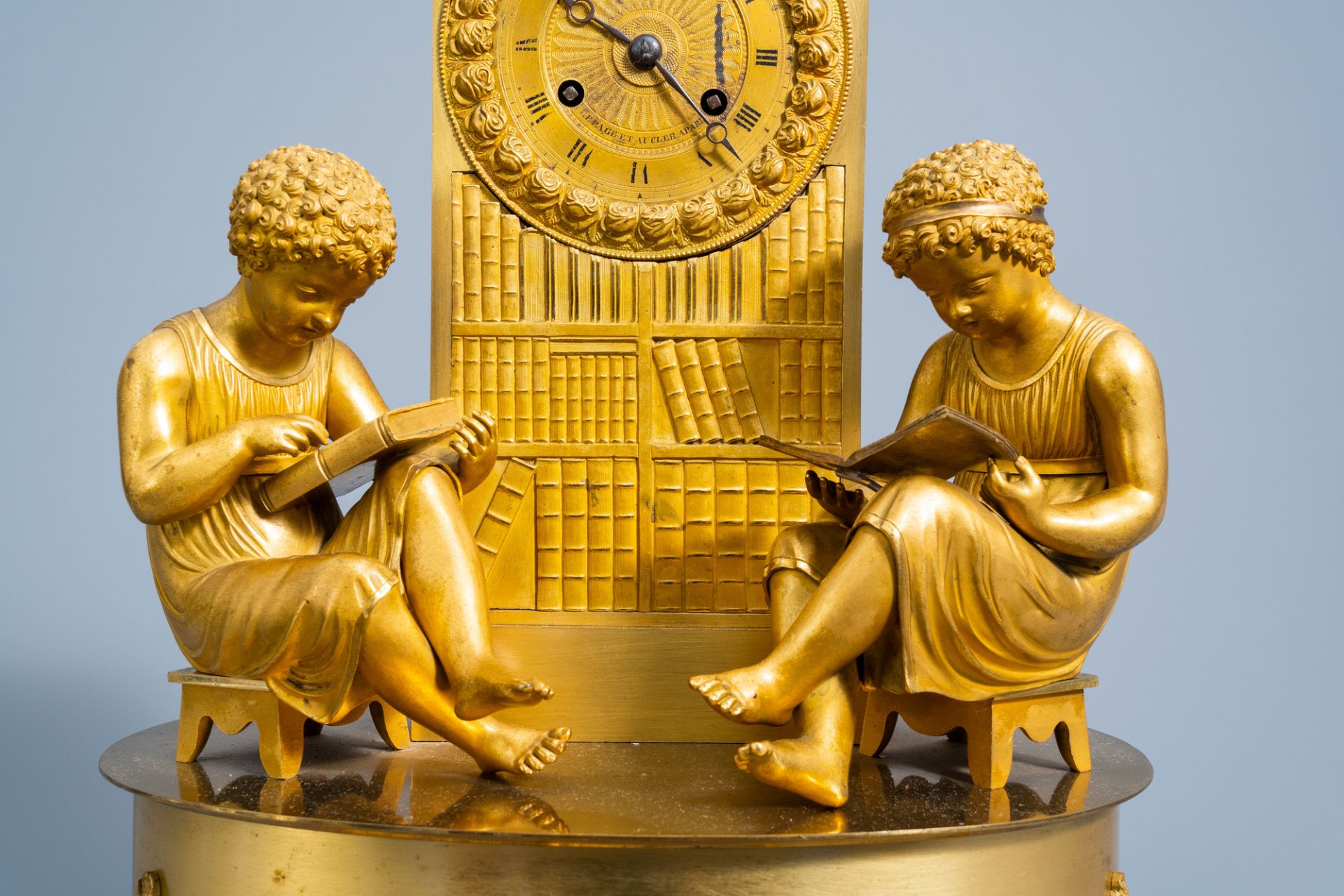 A fine French Empire gilt bronze mantel clock with children reading in a library, 19th C. - Image 12 of 15