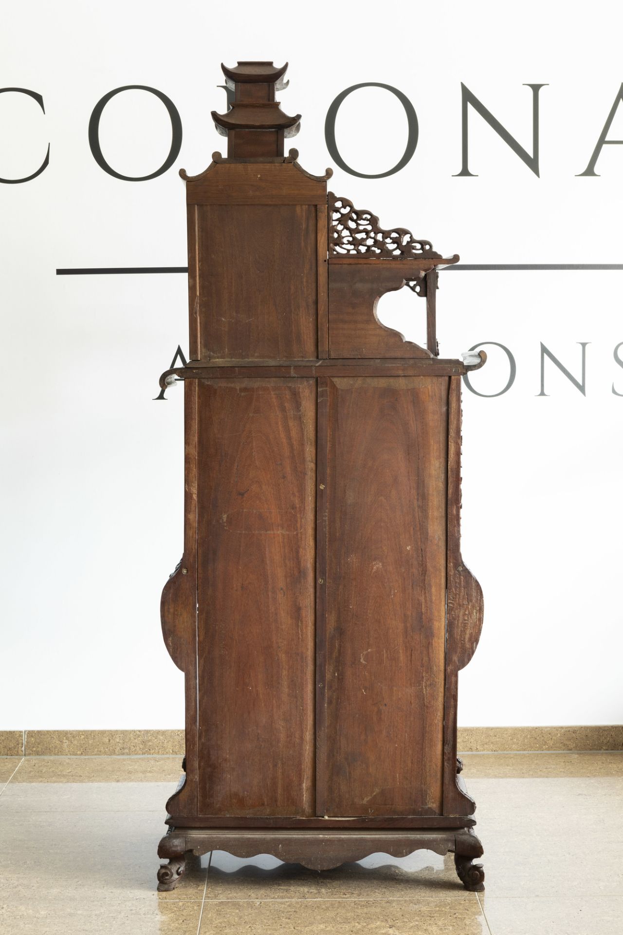 A Chinese reticulated wooden 'dragon' display cabinet, ca. 1900 - Image 5 of 7