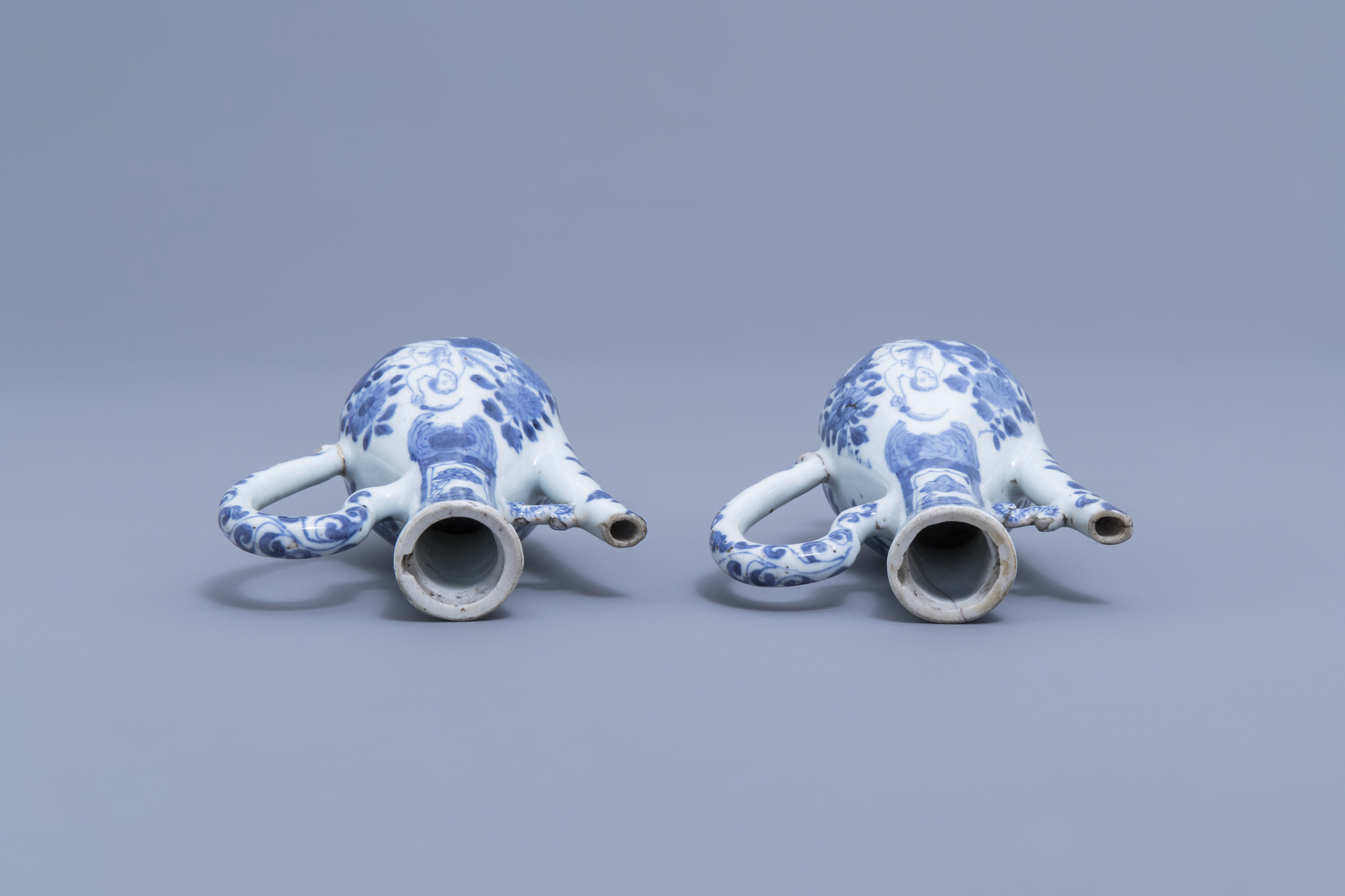 A pair of Chinese blue and white wine jugs with European subject, Kangxi - Image 6 of 10