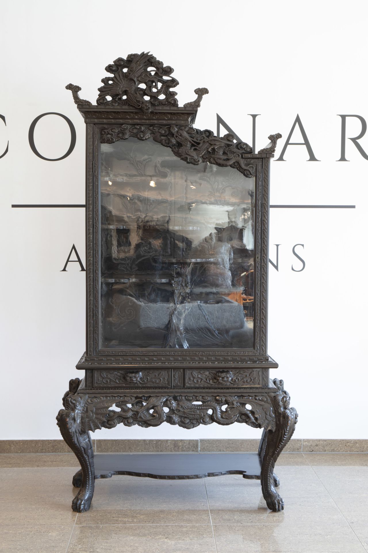 A Chinese or Japanese reticulated wooden 'dragons' display cabinet, ca. 1900 - Image 5 of 12