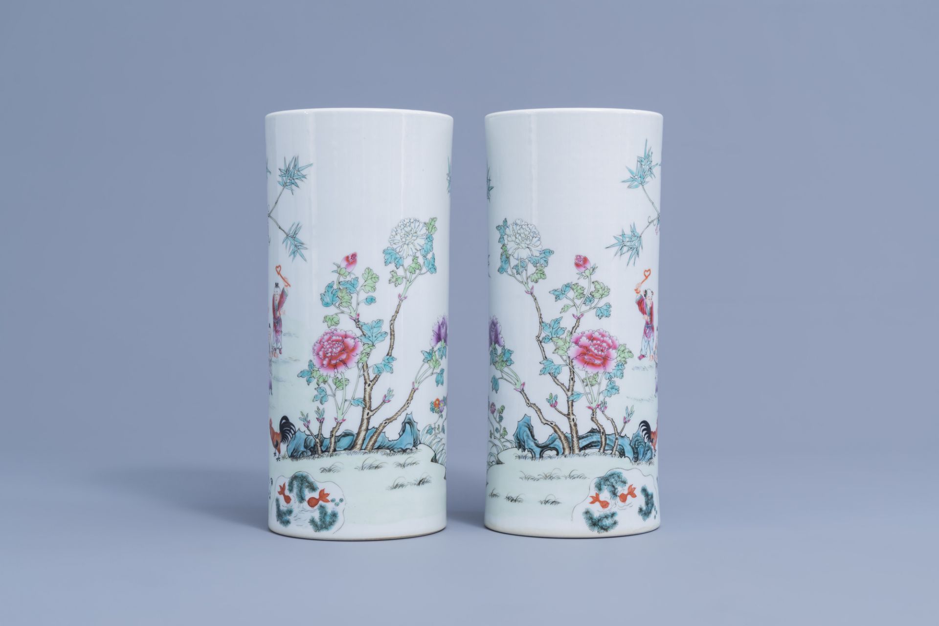 A pair of Chinese Nanking crackle 'dragon' vases & a pair of famille rose hat stands, 19th/20th C. - Image 5 of 13