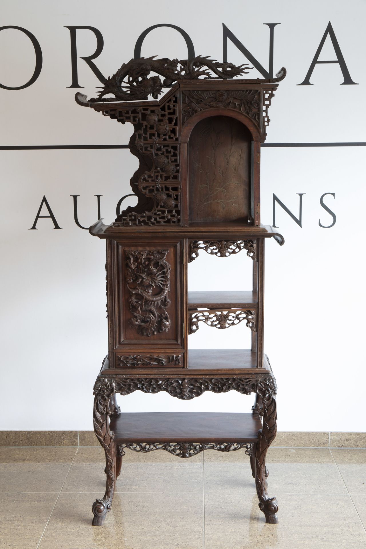 A Chinese reticulated wooden 'dragons' display cabinet, ca. 1900 - Image 3 of 7