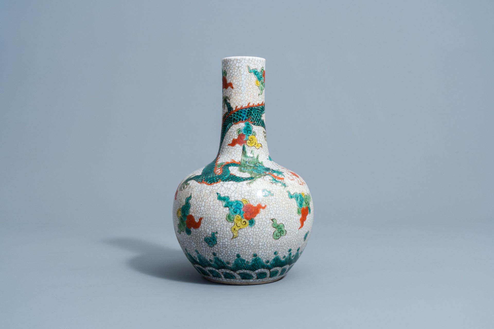 A Chinese Nanking famille verte crackled glazed tianqiu ping 'dragon' vase, 19th C. - Image 5 of 7