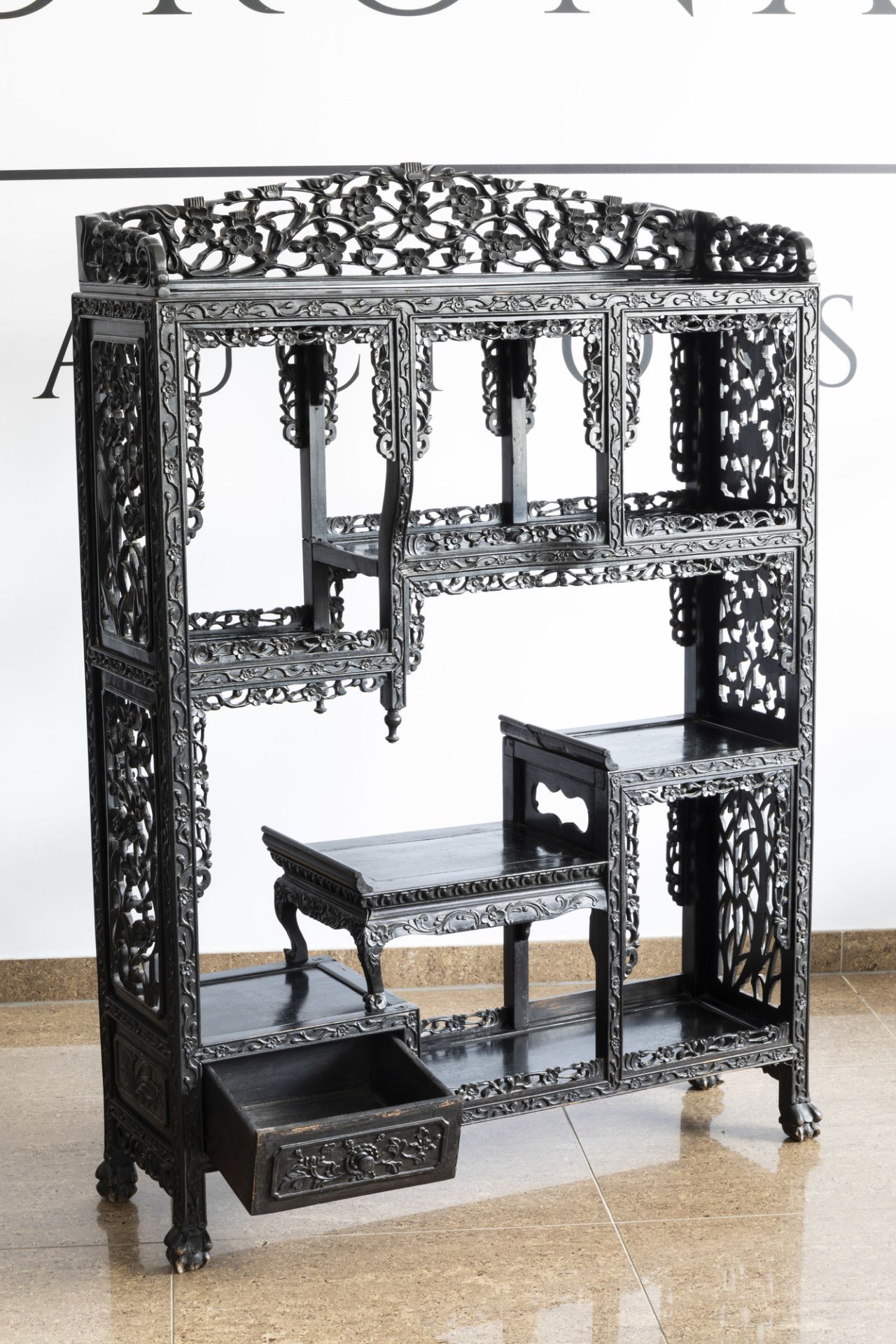 A Chinese open worked wooden display cabinet with floral design, 19th/20th C. - Image 3 of 8