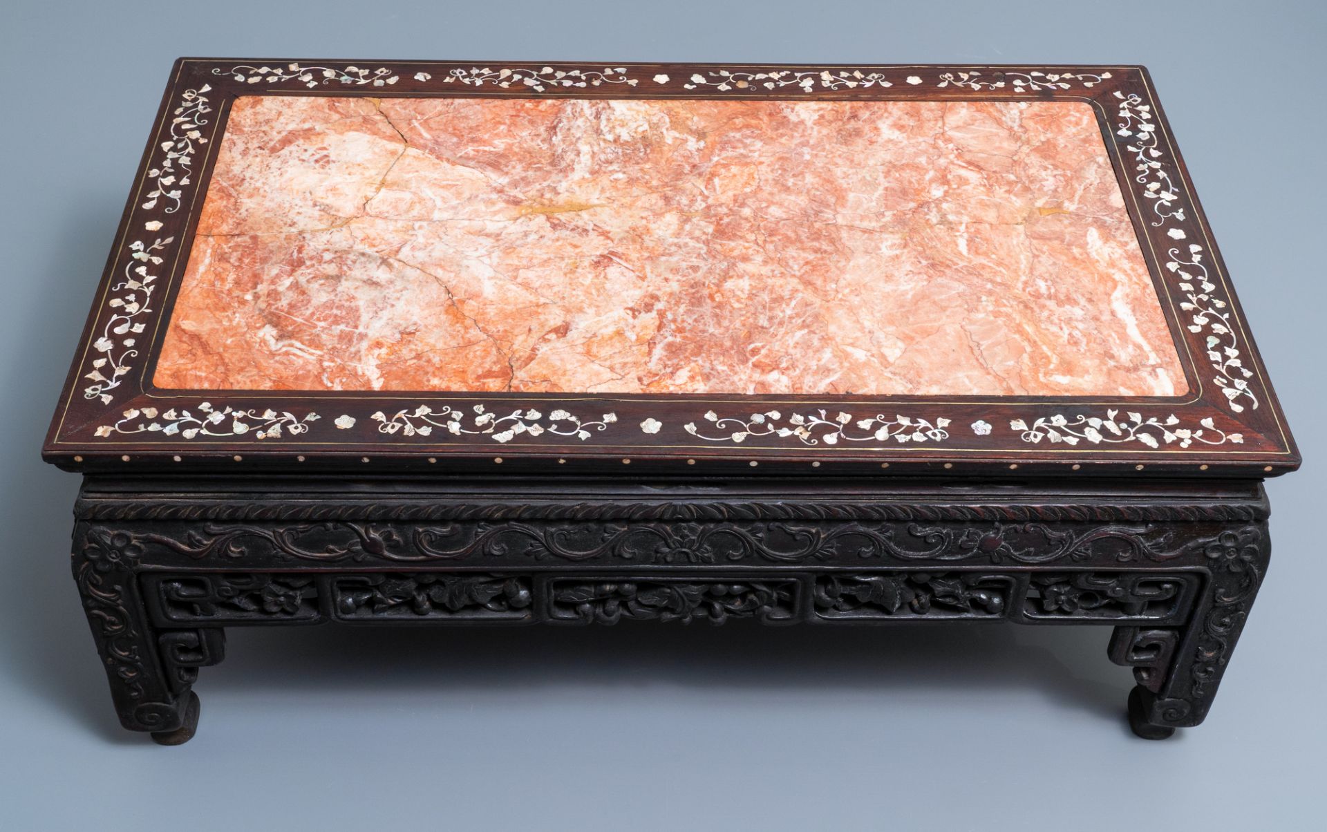 A Chinese mother-of-pearl inlaid wooden low side table with marble top, 19th C. - Image 6 of 7