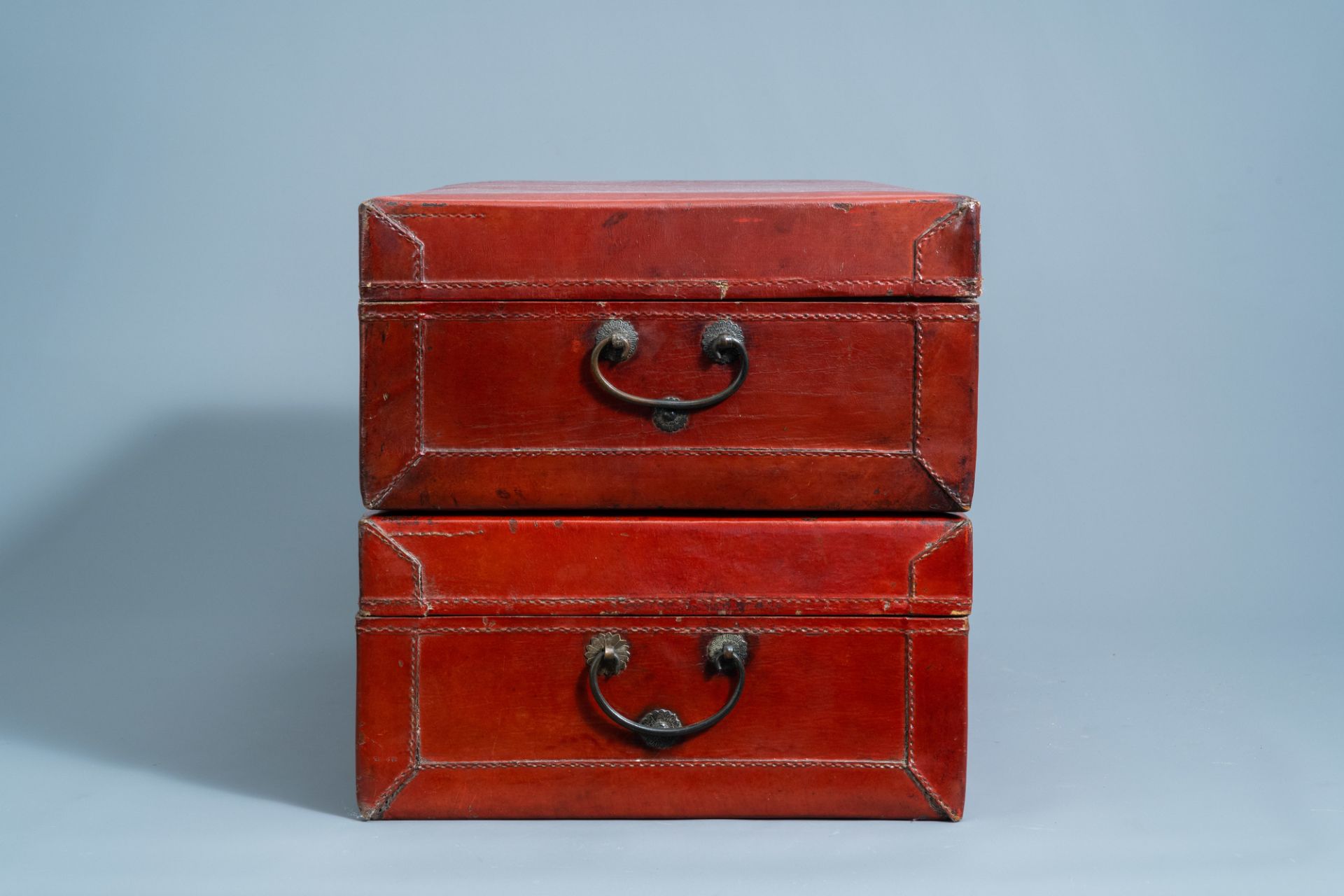 A pair of Chinese partly red lacquered leather travel trunks with floral design, 20th C - Image 7 of 13