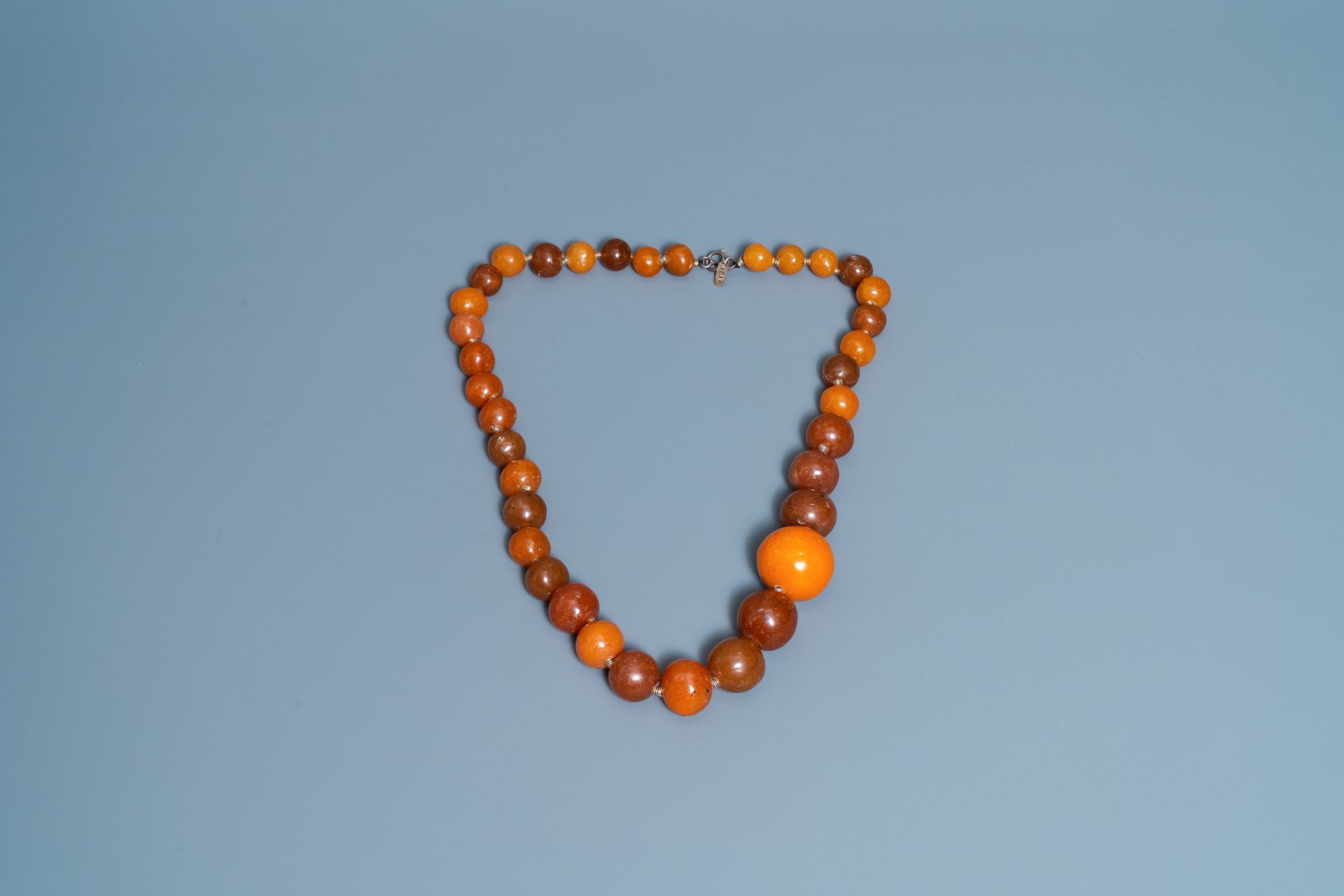 A Chinese necklace with large amber beads, 19th C.