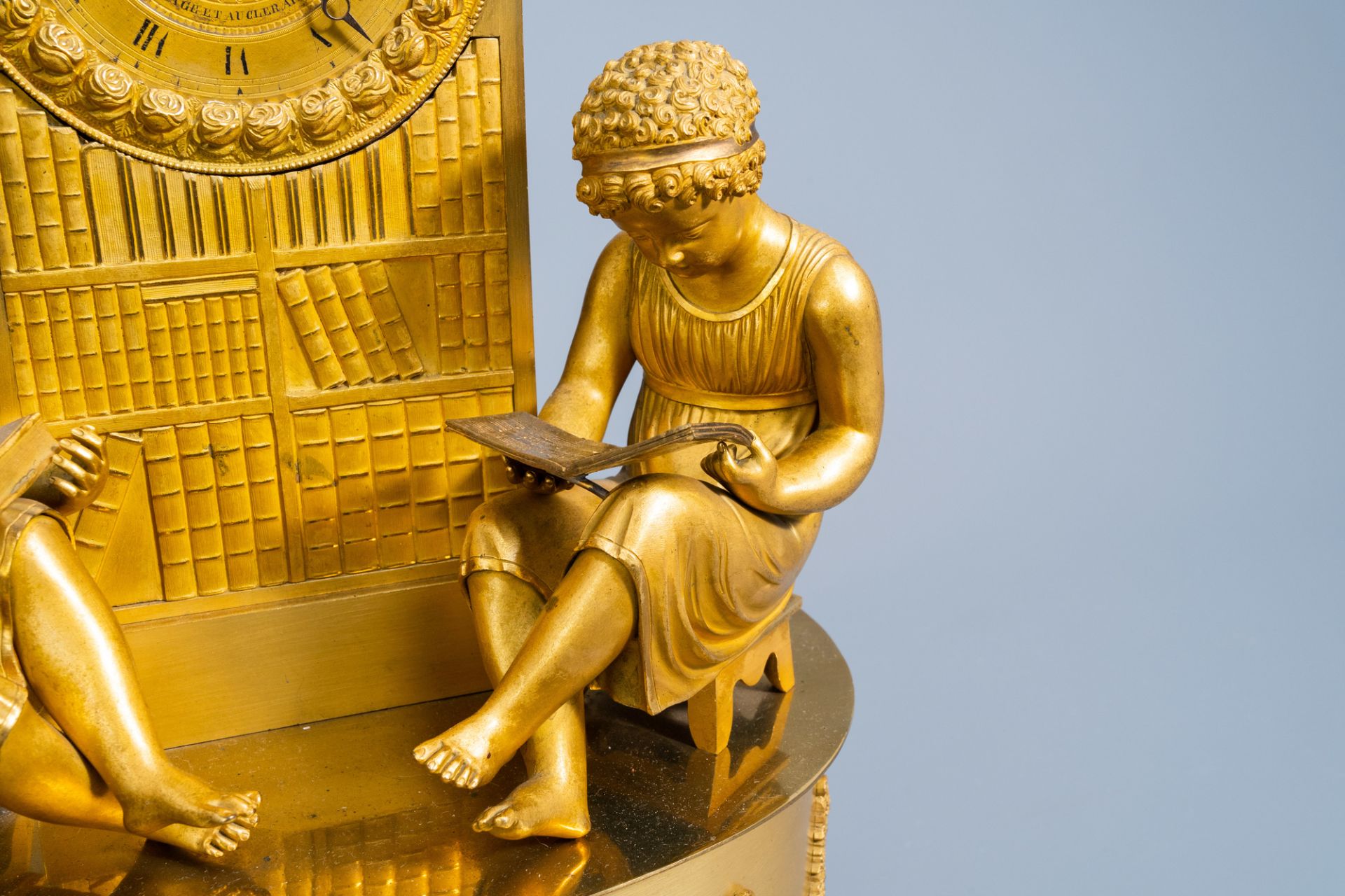 A fine French Empire gilt bronze mantel clock with children reading in a library, 19th C. - Image 10 of 15