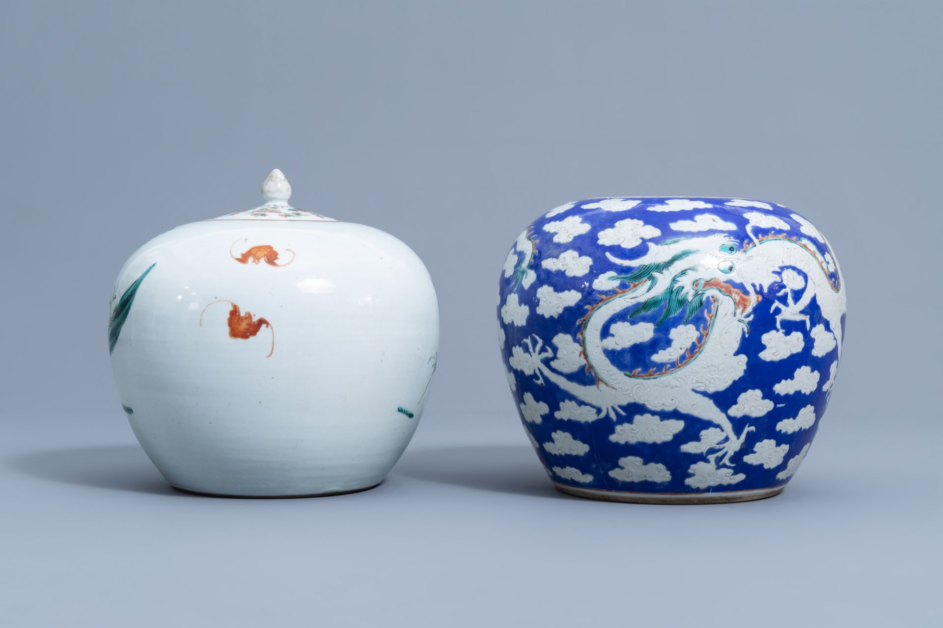 A Chinese famille rose jar and cover with figurative design and a blue ground 'dragon' jar, 19th C. - Bild 3 aus 9