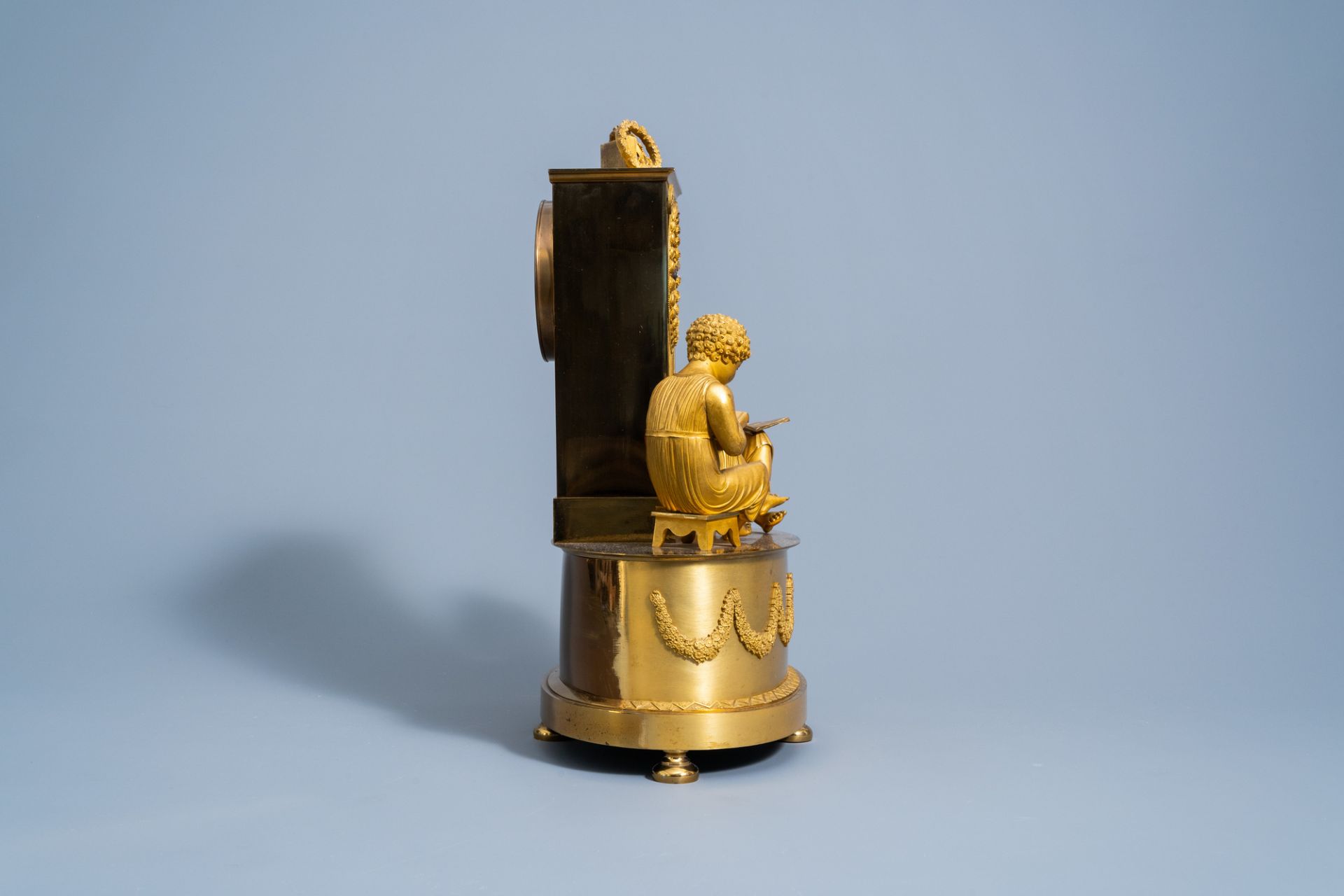 A fine French Empire gilt bronze mantel clock with children reading in a library, 19th C. - Image 2 of 15