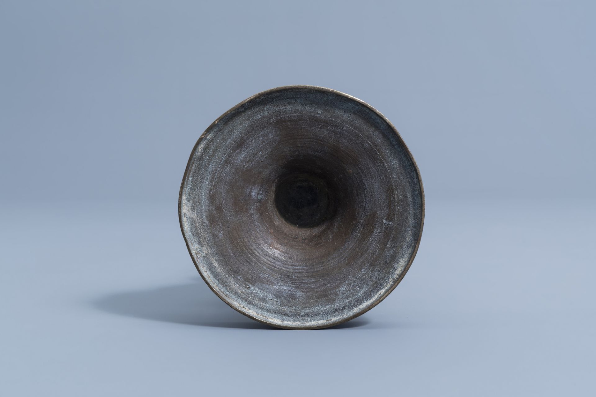 A large Indian bronze temple oil lamp, 18th/19th C. - Image 11 of 15