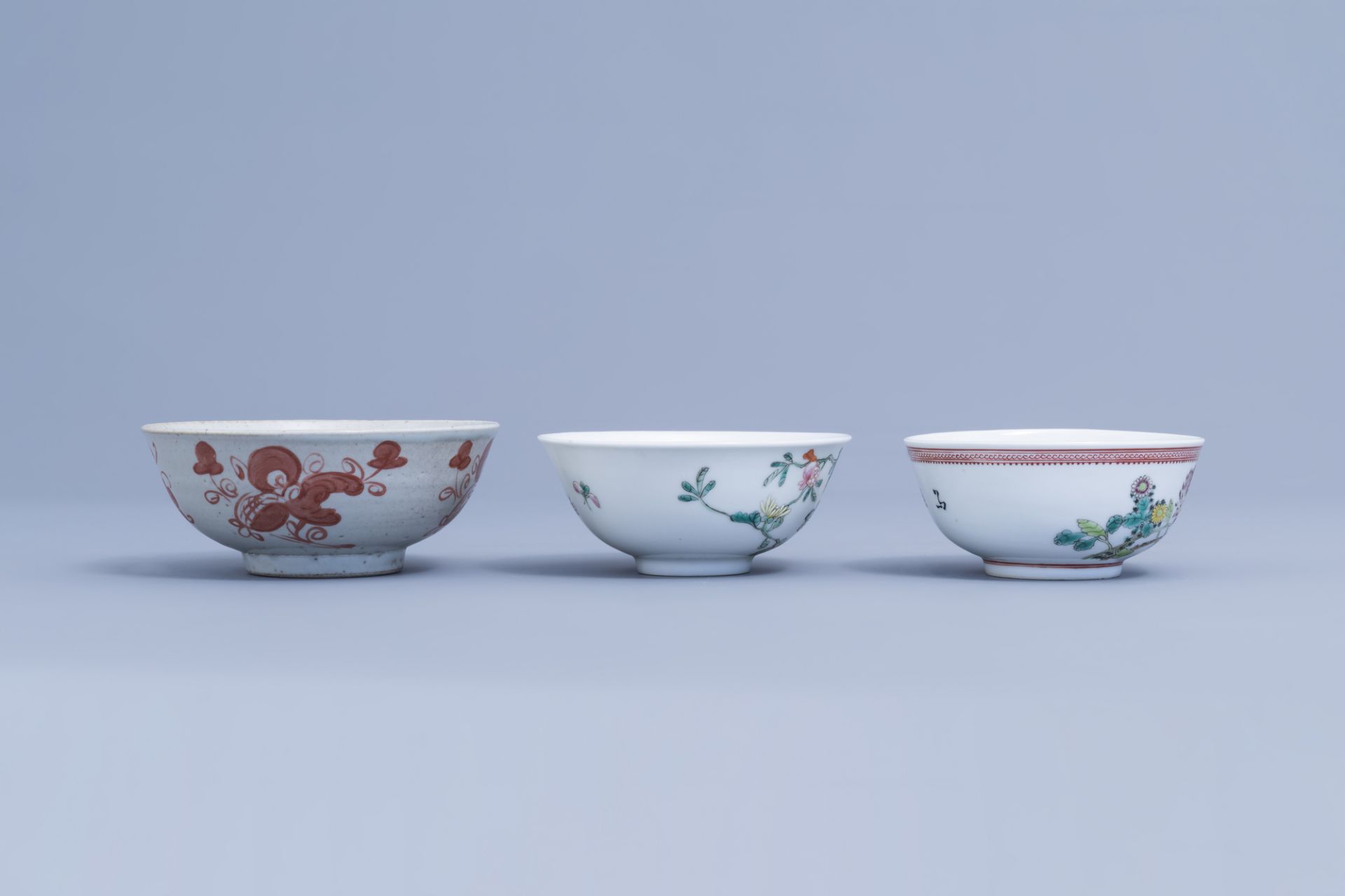 A varied collection of Chinese polychrome porcelain, 19th/20th C. - Image 3 of 15