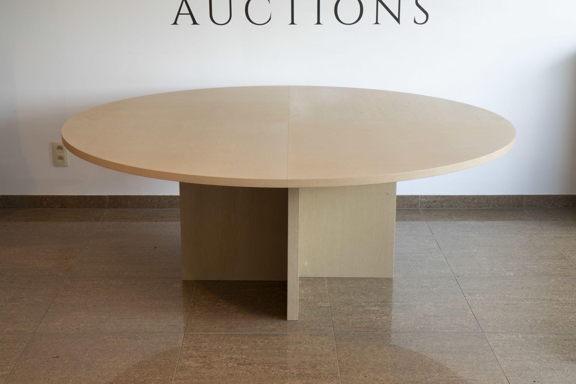A large, round oak design table, Minus, Poperinge, 21st C. - Image 4 of 9