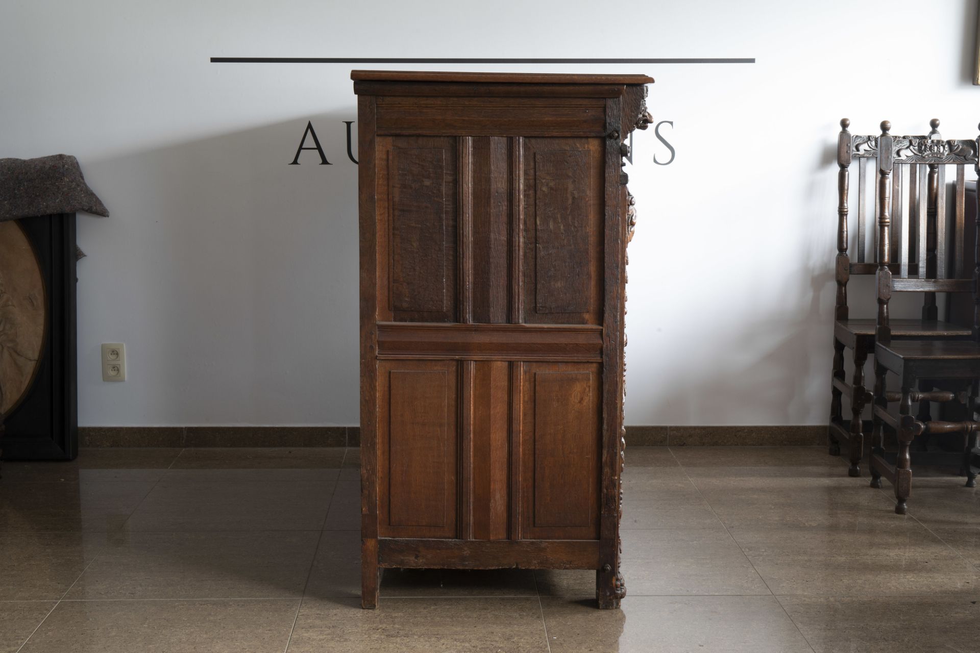 An oak wooden buffet dresser with floral design and lion heads, the Netherlands, 17th C. and later - Image 4 of 7