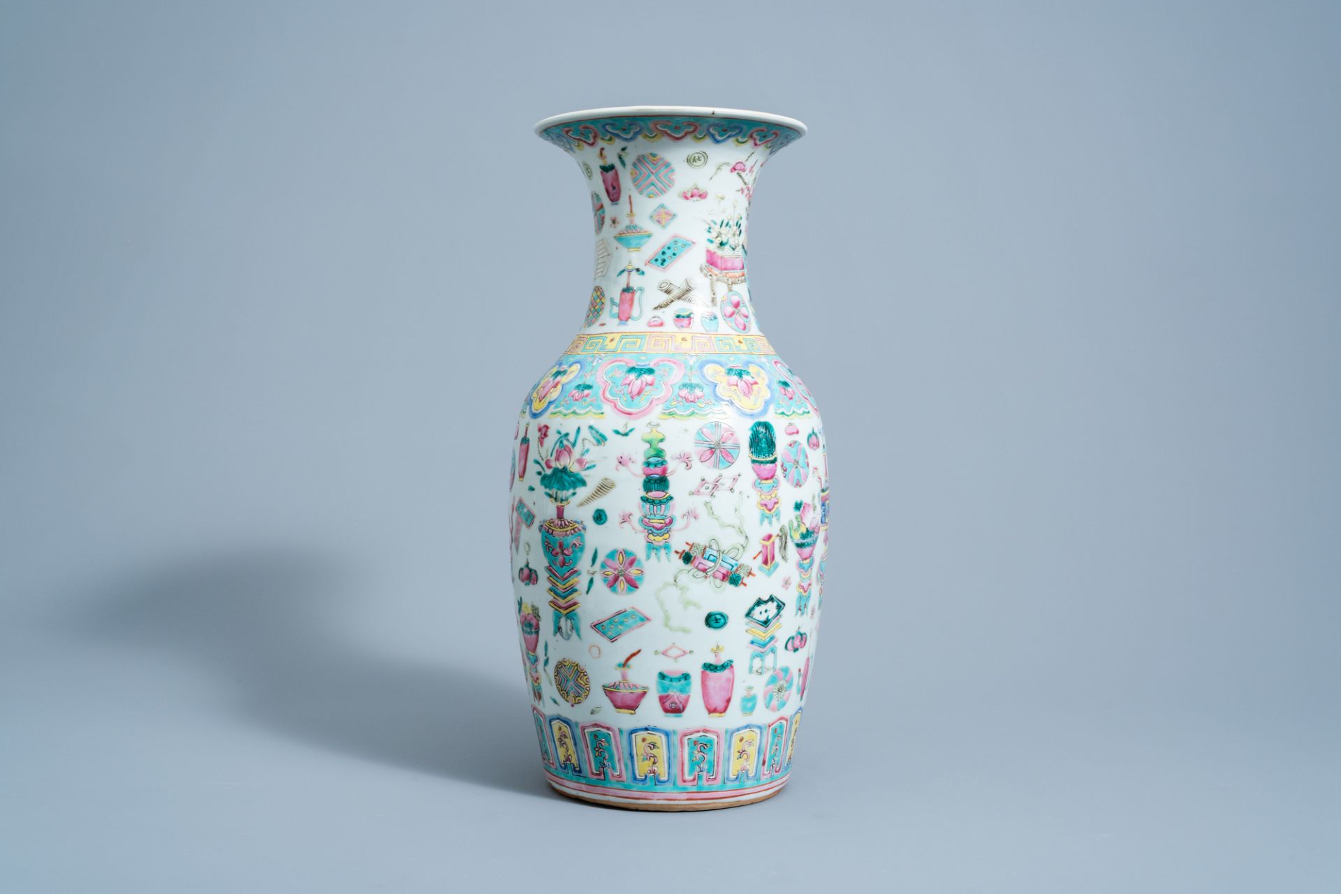 A Chinese famille rose 'antiquities' vase, 19th C. - Image 3 of 6