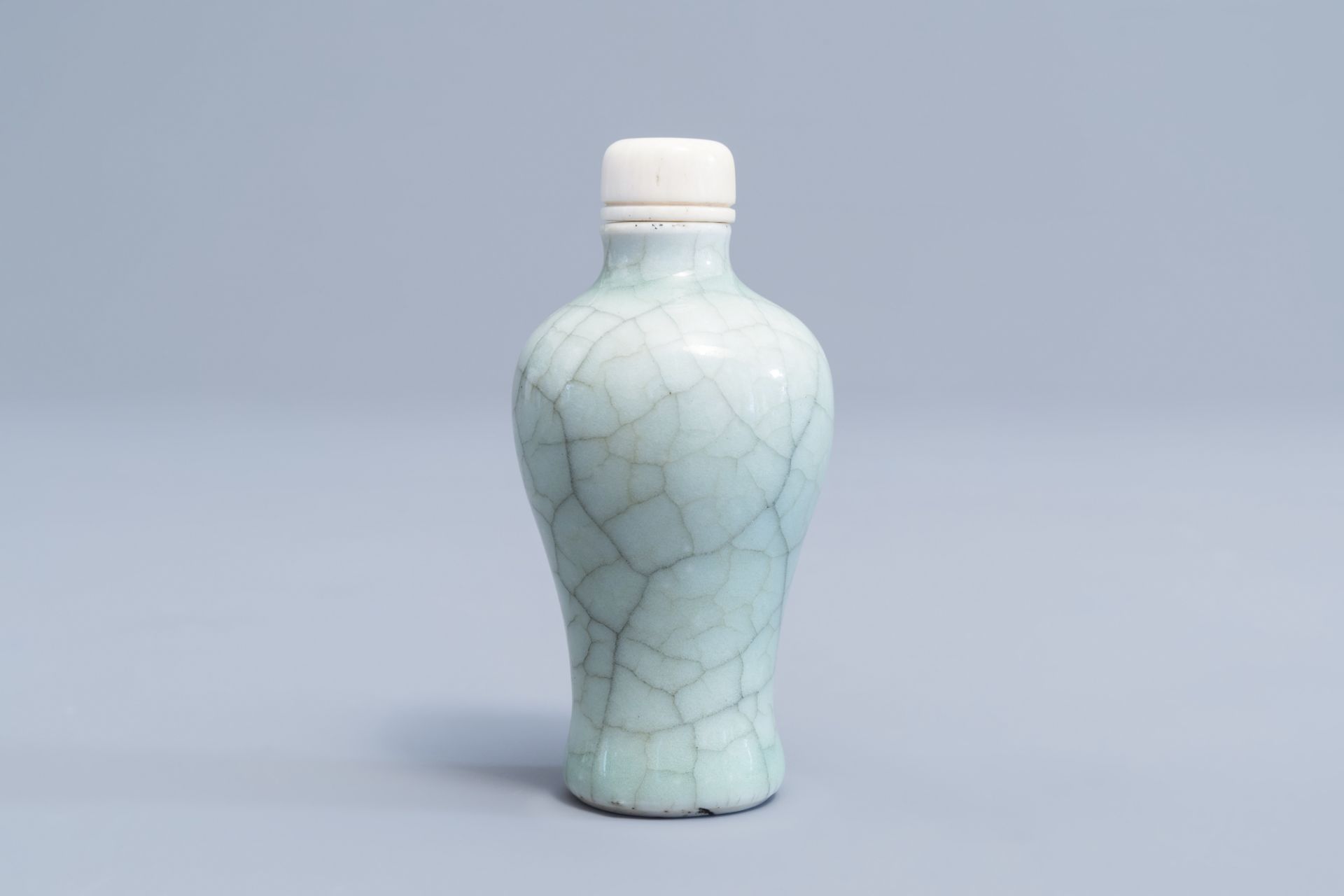 A Chinese celadon crackled glazed snuff bottle with ivory stopper, 19th/20th C. - Image 3 of 8