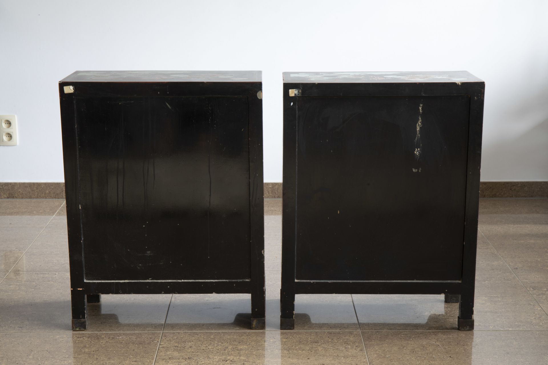 A pair of Chinese black lacquered wooden 'dragons chasing the pearl' two-door cabinets, 20th C. - Image 4 of 7