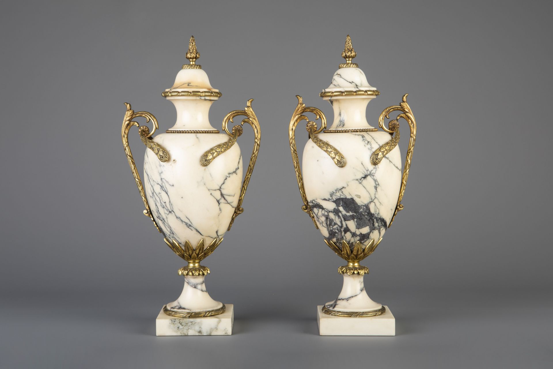 A pair of gilt bronze mounted Calacatta marble cassolettes, 19th/20th C. - Image 3 of 6