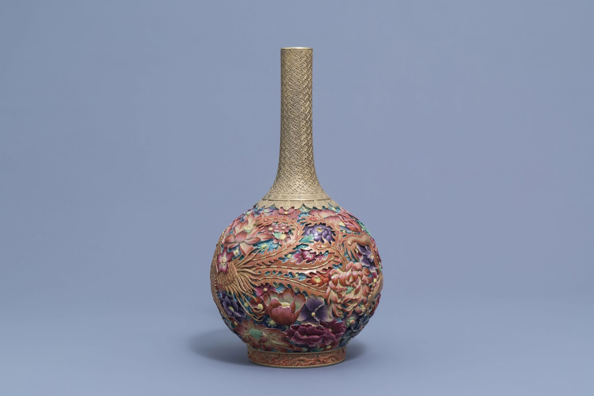 A Chinese famille rose 'dragon and phoenix' bottle vase, Qianlong mark, 20th C. - Bild 4 aus 7