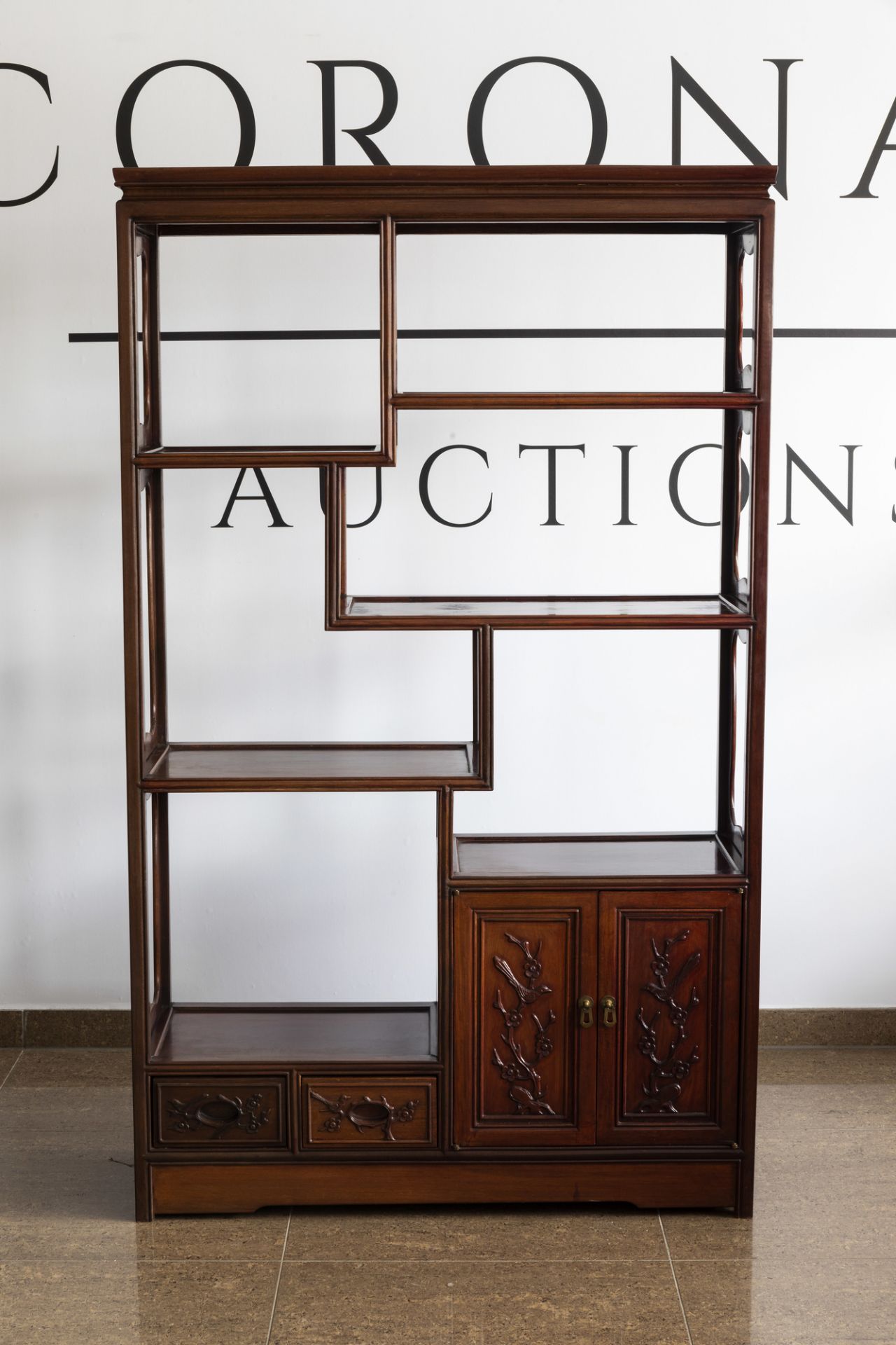 A Chinese wooden display cabinet with floral design, 20th C. - Image 4 of 8