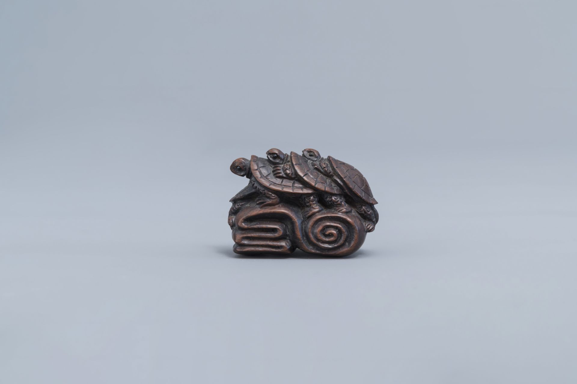 A Japanese wooden 'turtles' netsuke, signed, 20th C. - Image 4 of 7