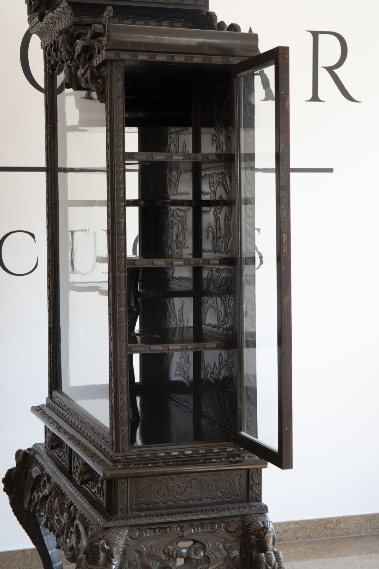 A Chinese or Japanese reticulated wooden 'dragons' display cabinet, ca. 1900 - Image 10 of 12