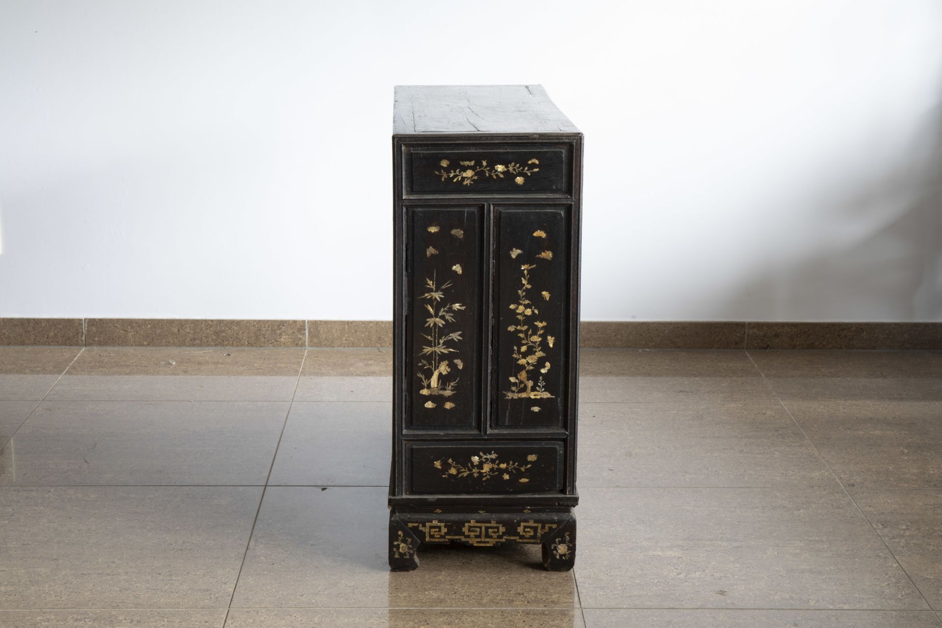 A Vietnamese mother-of-pearl inlaid wooden two-door cabinet with figures in a palace garden and flor - Image 6 of 8