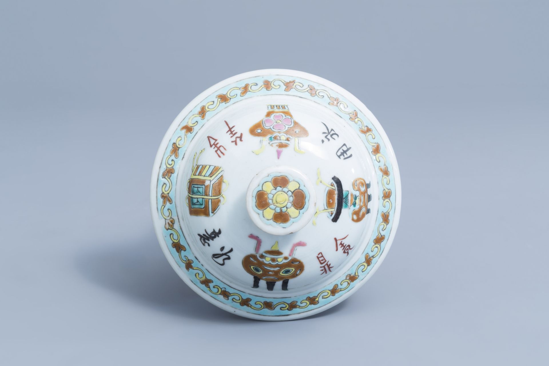 A Chinese famille rose vase and cover with flower baskets, 19th C. - Image 7 of 8