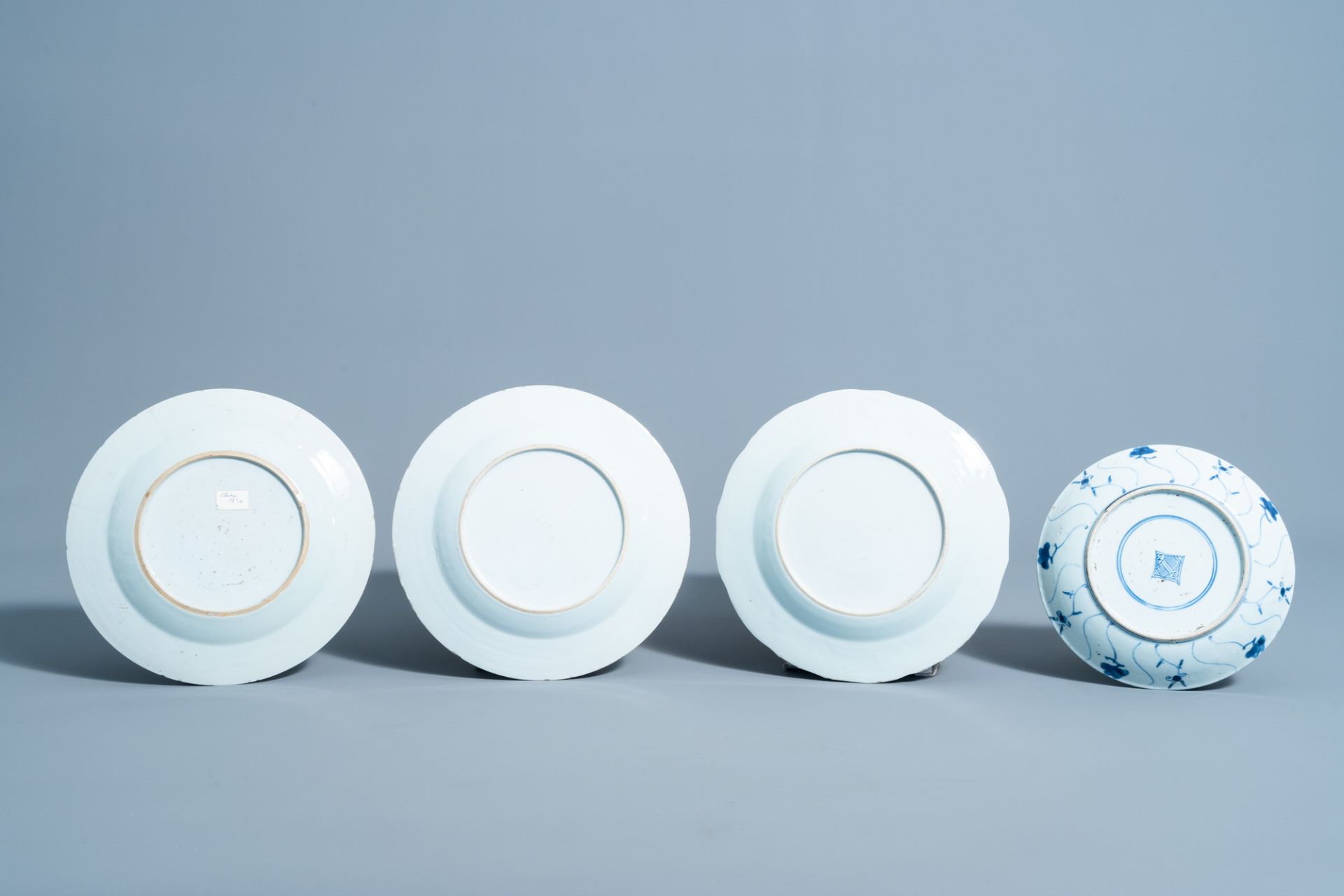 Eight various Chinese blue, white and Imari style plates, 18th/19th C. - Image 3 of 5