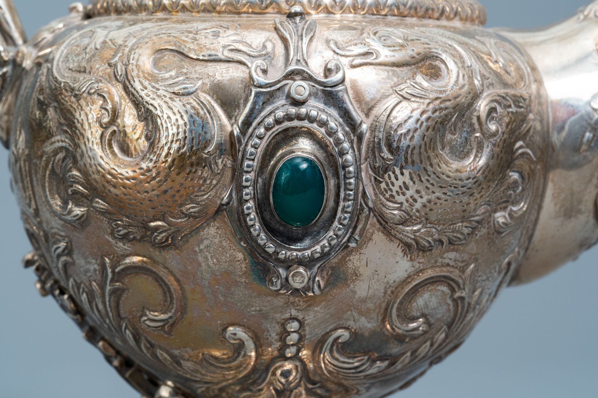 A Spanish inlaid silver Historicism jug with floral design and swans, 20th C. - Image 15 of 17