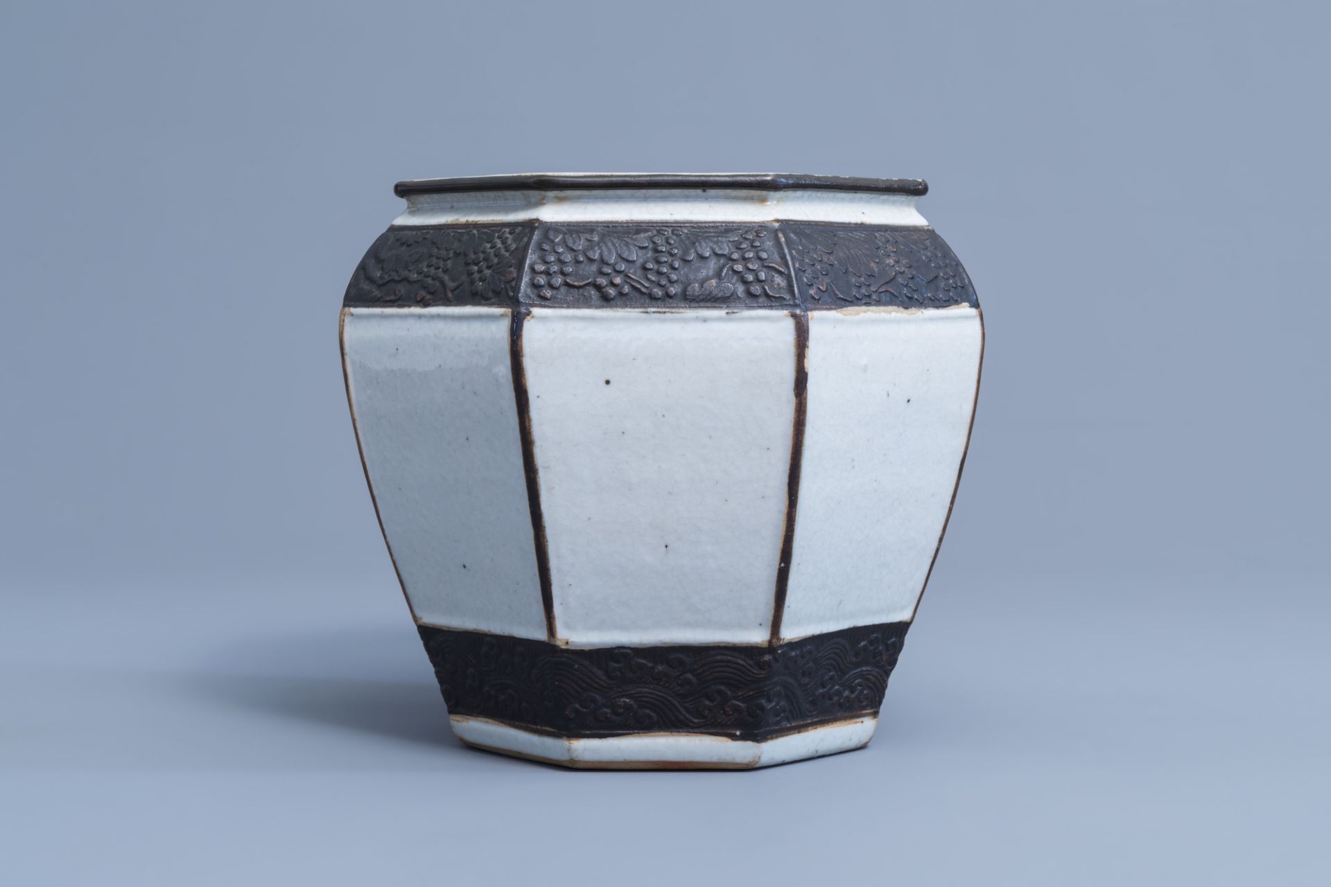 An octagonal Chinese Nanking crackle glazed jardiniere, 19th C. - Image 2 of 7