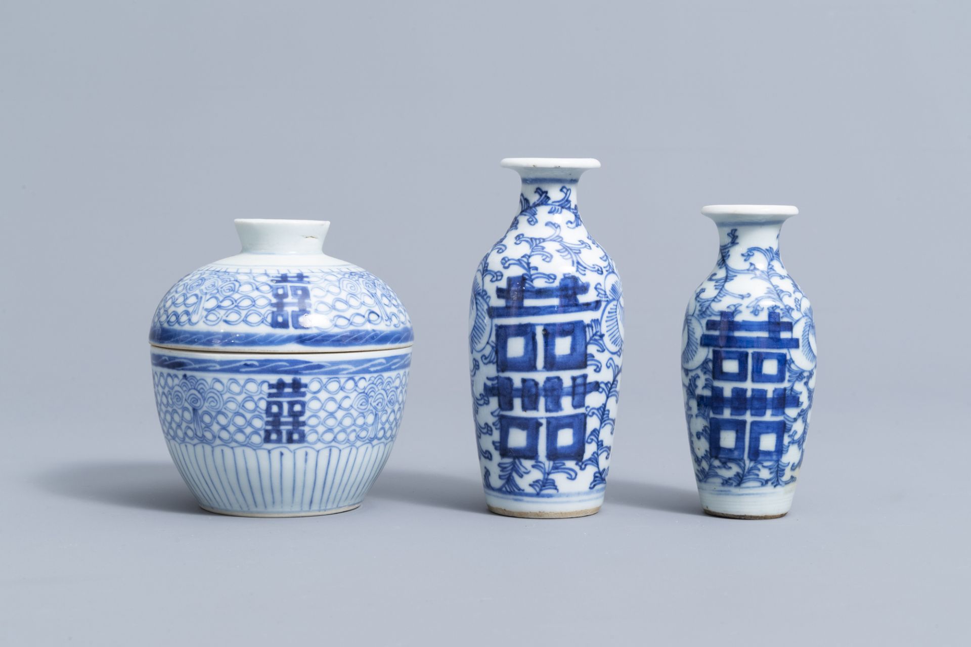 A varied collection of Chinese blue and white porcelain, 19th/20th C. - Image 2 of 13