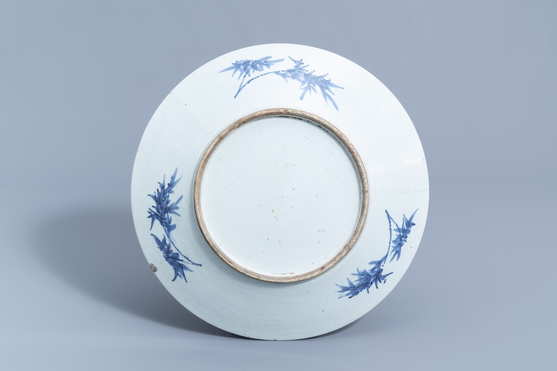A Chinese blue and white 'dragons chasing the pearl' charger, 19th C. - Bild 2 aus 2