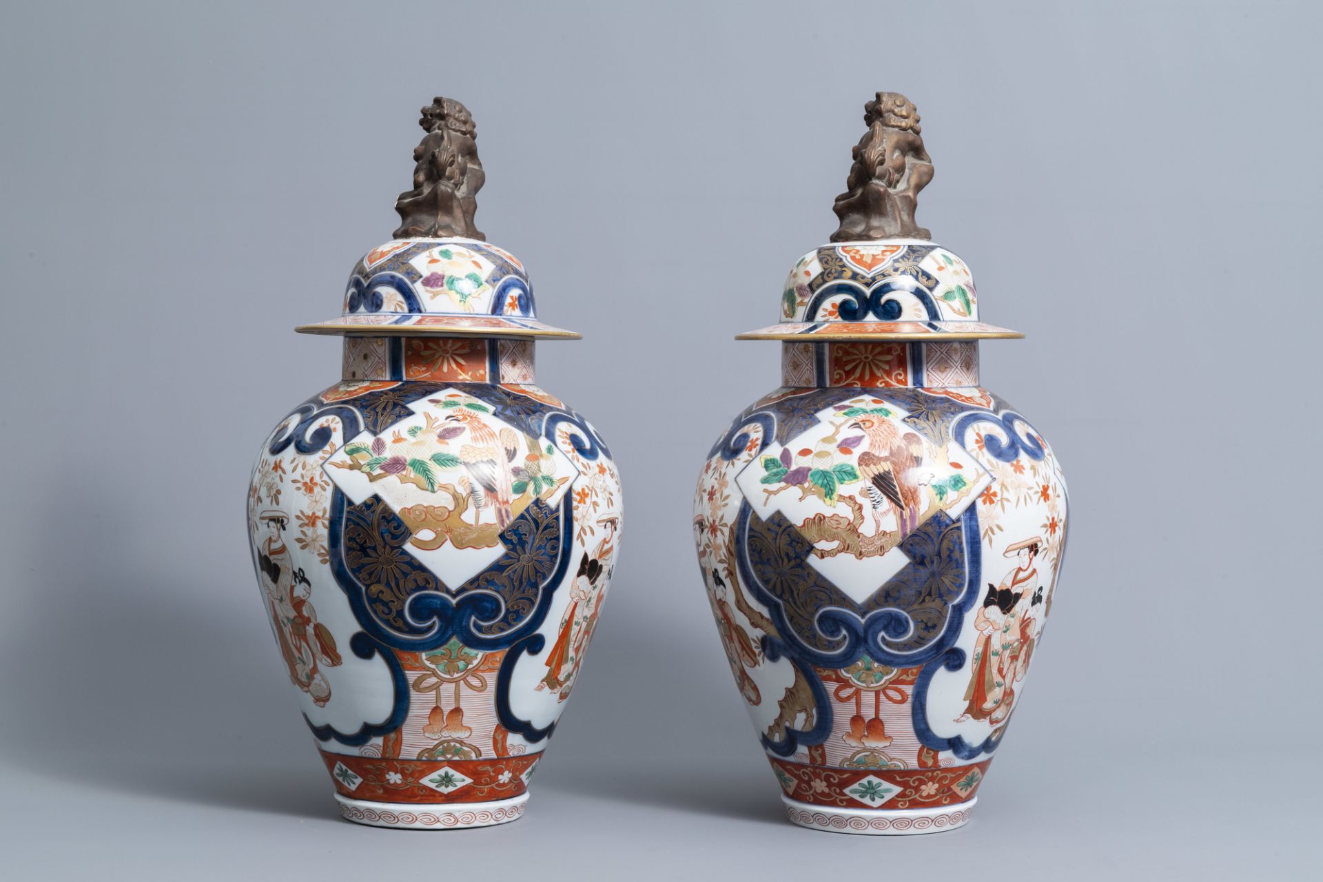 A pair of French Samson Imari style vases and covers with birds among flower branches and figures, 1 - Image 3 of 8