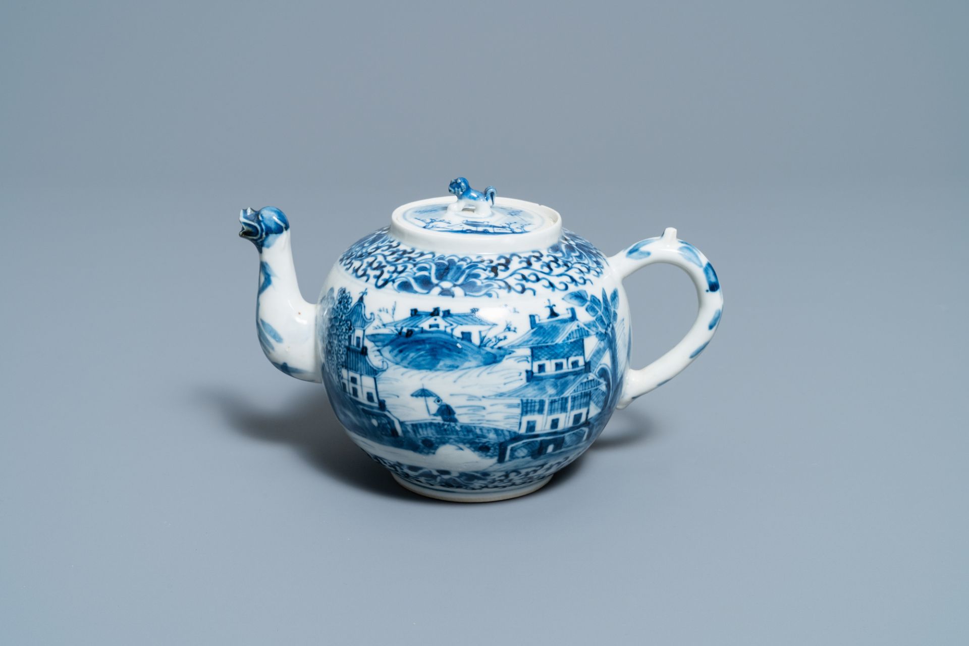 A Chinese blue and white teapot and cover with figures in a landscape, 19th C. - Bild 2 aus 11
