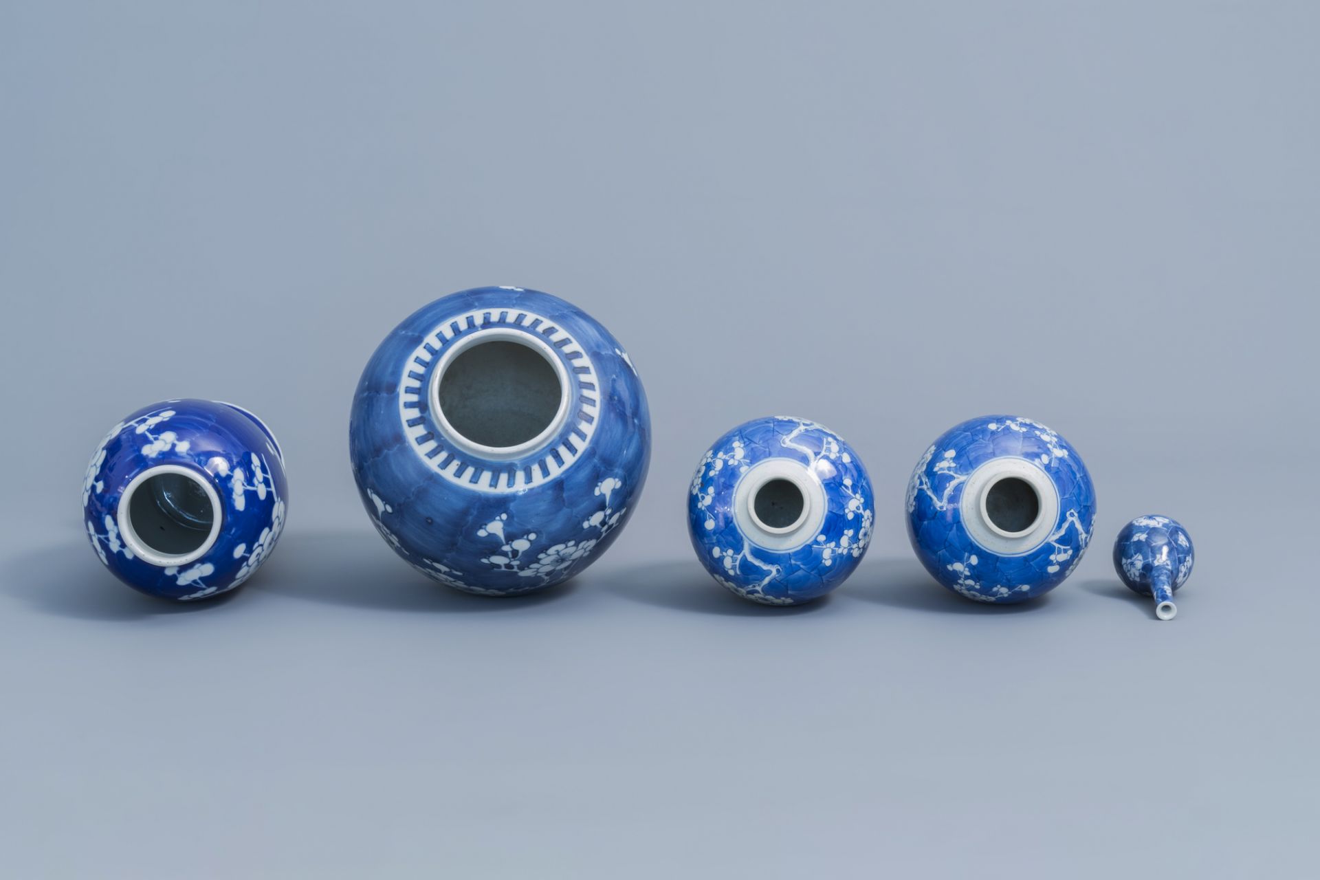 A varied collection of Chinese blue and white porcelain, 19th/20th C. - Image 13 of 16